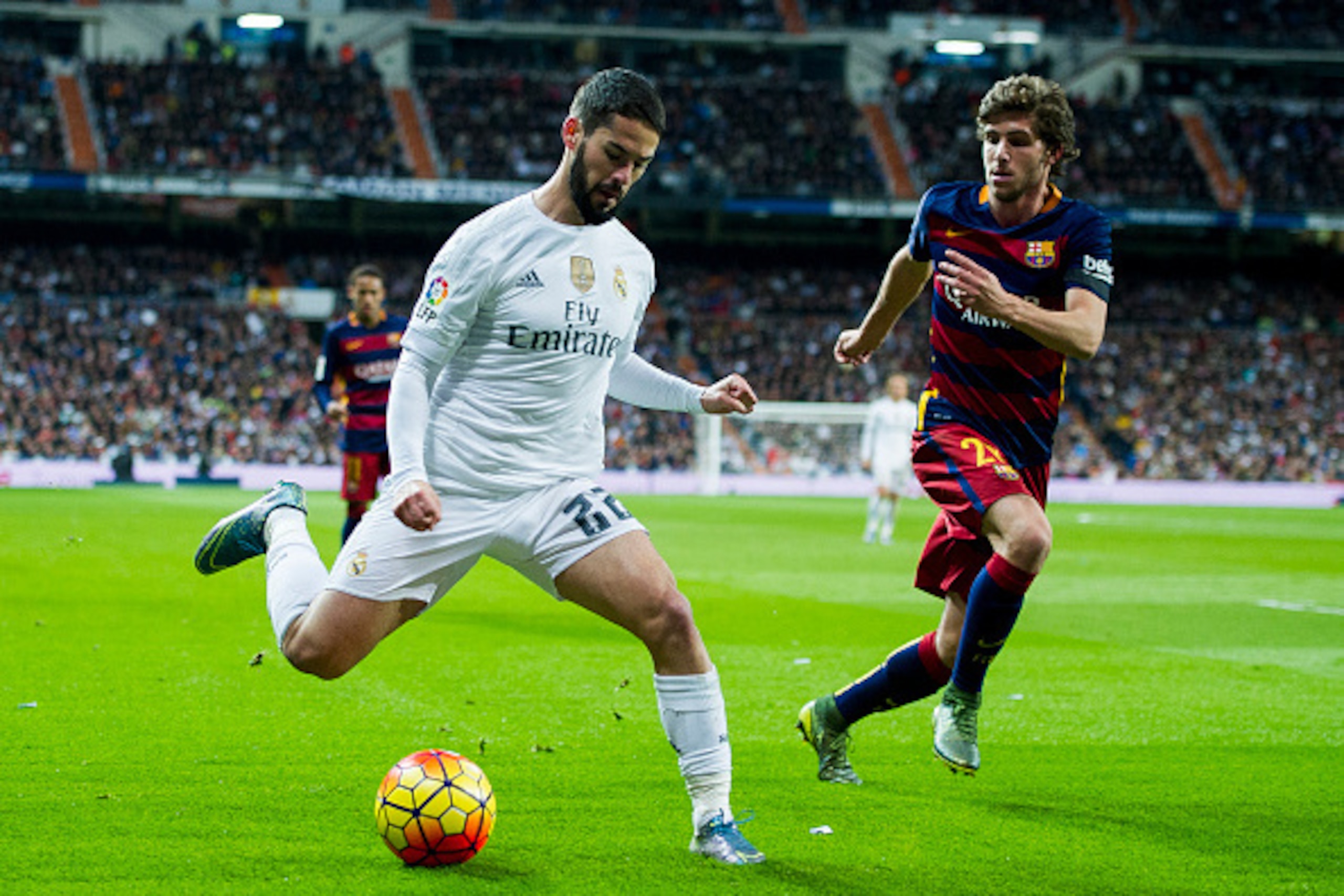 MADRID, SPAIN - NOVEMBER 21: Isco of Real Madrid duels for the ball with Sergi Roberto of Barcelona during the La Liga match between Real Madrid CF and FC Barcelona at Estadio Santiago Bernabeu on November 21, 2015 in Madrid, Spain.  (Photo by Juan Manuel