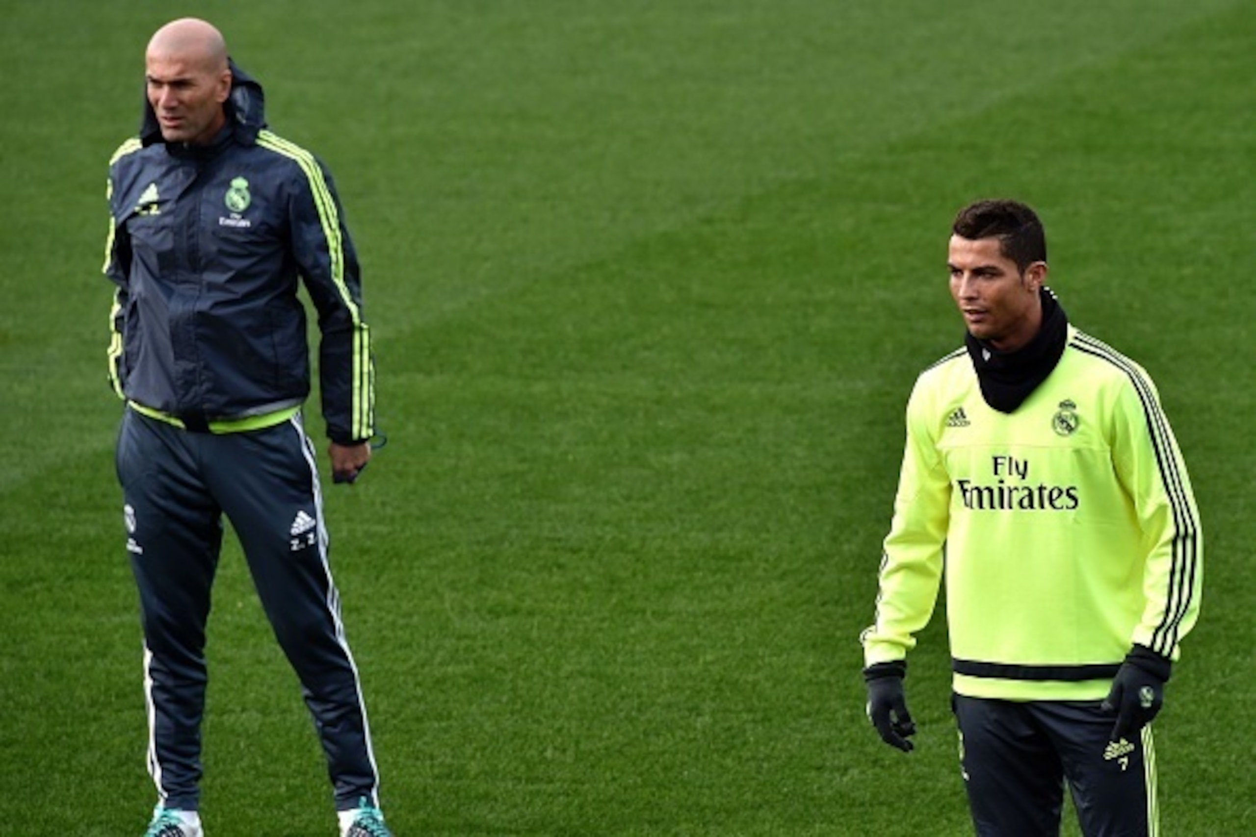 Real Madrid's new French coach Zinedine Zidane (L) and Real Madrid's Portuguese forward Cristiano Ronaldo take part in a training session at the Valdebebas training ground in Madrid on January 8, 2016.   AFP PHOTO / GERARD JULIEN / AFP / GERARD JULIEN    