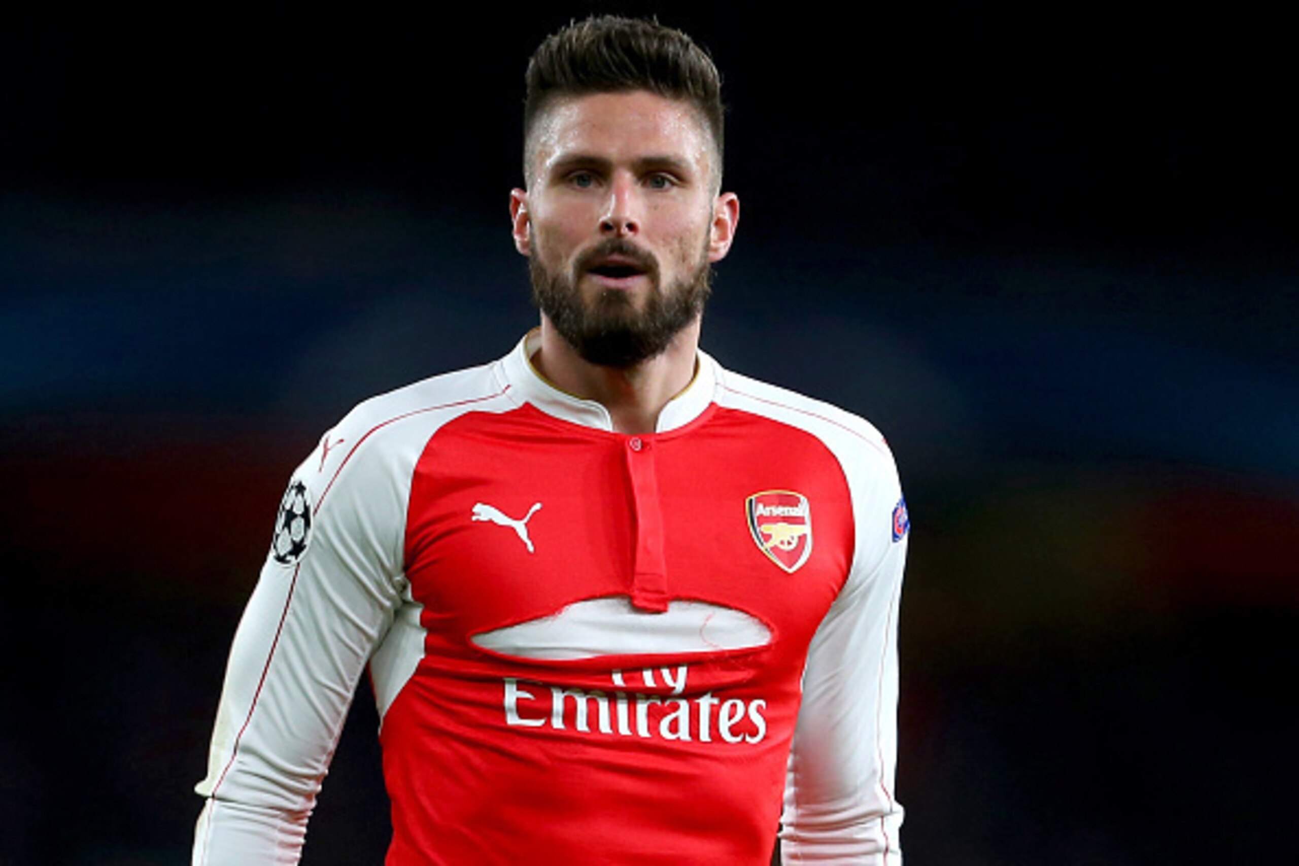 LONDON, ENGLAND - FEBRUARY 23 :  Olivier Giroud of Arsenal with his shirt ripped during the UEFA Champions League match between Arsenal and Barcelona at the Emirates Stadium on February 23, 2016 in London, United Kingdom.  (Photo by Catherine Ivill - AMA/