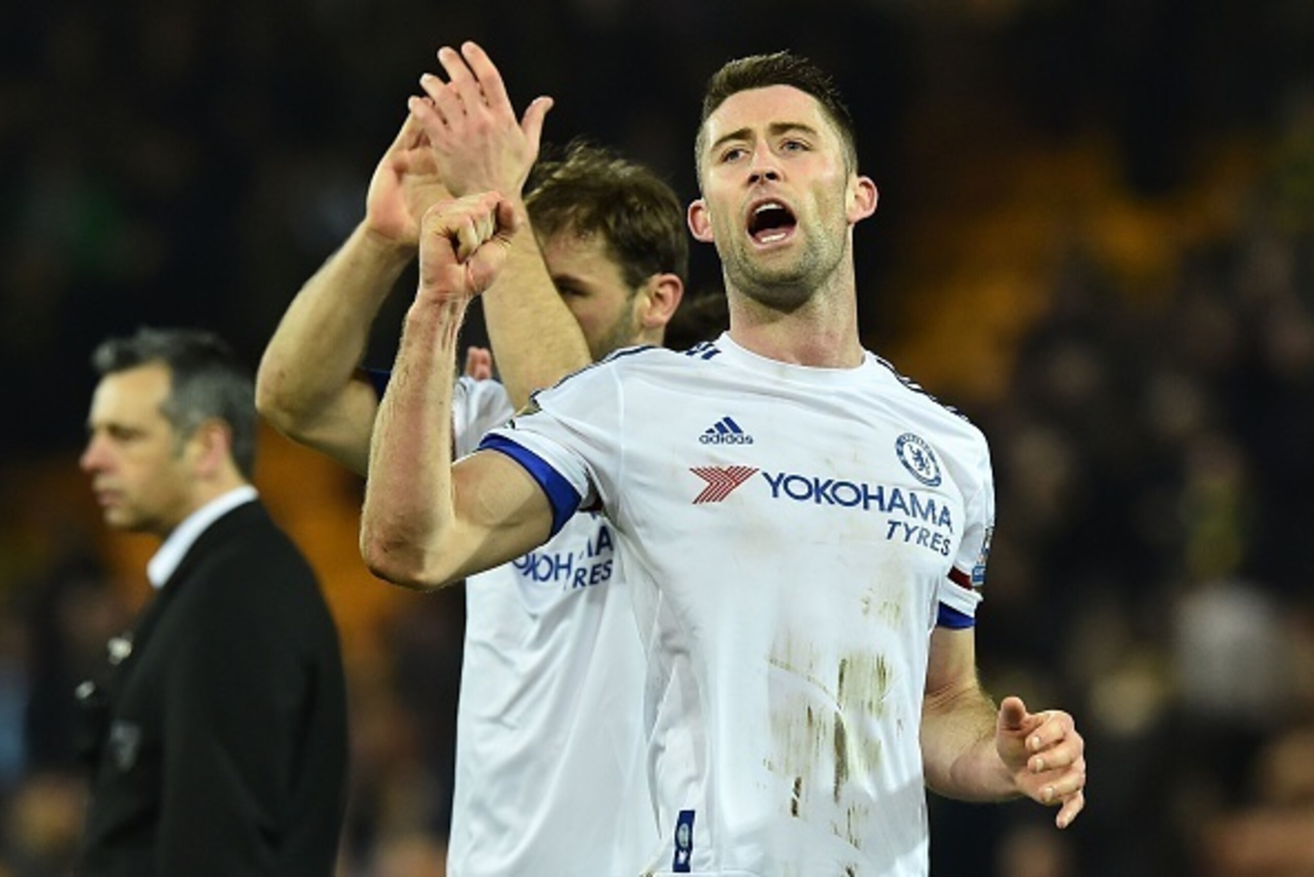 Chelsea's English defender Gary Cahill salutes the crowd at the end of the English Premier League football match between Norwich City and Chelsea at Carrow Road in Norwich, eastern England, on March 1, 2016.

 / AFP / BEN STANSALL / RESTRICTED TO EDITORIA