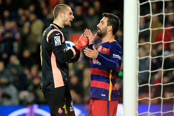 Barcelona's Turkish midfielder Arda Turan (R) argues with RCD Espanyol's Spanish goalkeeper Pau Lopez during the Spanish Copa del Rey (King's Cup) round of 16 first leg football match FC Barcelona vs RCD Espanyol at the Camp Nou stadium in Barcelona on Ja