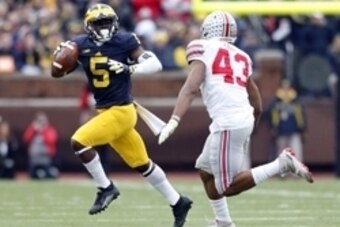 Nov 28, 2015; Ann Arbor, MI, USA; Michigan Wolverines safety Jabrill Peppers (5) runs the ball Ohio State Buckeyes linebacker Darron Lee (43) moves to defend in the first quarter at Michigan Stadium. Mandatory Credit: Rick Osentoski-USA TODAY Sports