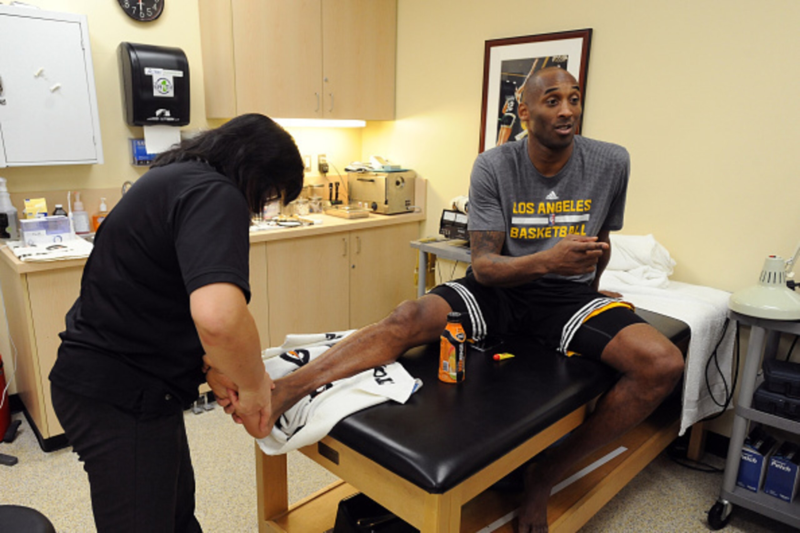 LOS ANGELES, CA - FEBRUARY 19: Kobe Bryant #24 of the Los Angeles Lakers gets treatment before the game against the San Antonio Spurs at STAPLES Center on February 19, 2016 in Los Angeles, California. NOTE TO USER: User expressly acknowledges and agrees LOS ANGELES, CA - FEBRUARY 19: Kobe Bryant #24 of the Los Angeles Lakers gets treatment before the game against the San Antonio Spurs at STAPLES Center on February 19, 2016 in Los Angeles, California. NOTE TO USER: User expressly acknowledges and agrees