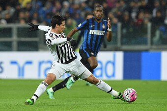 TURIN, ITALY - FEBRUARY 28:  Anderson Hernanes of Juventus FC controls the ball during the Serie A match between Juventus FC and FC Internazionale Milano at Juventus Arena on February 28, 2016 in Turin, Italy.  (Photo by Valerio Pennicino/Getty Images)