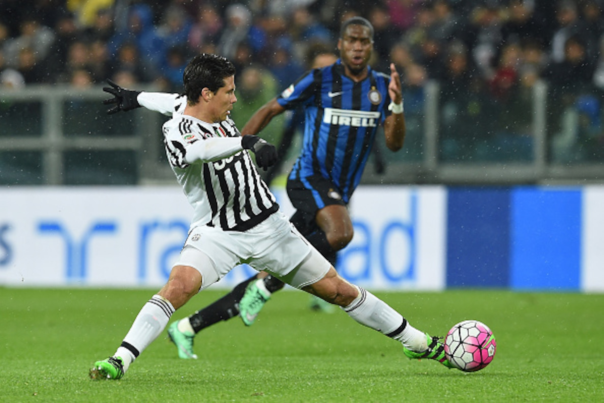 TURIN, ITALY - FEBRUARY 28:  Anderson Hernanes of Juventus FC controls the ball during the Serie A match between Juventus FC and FC Internazionale Milano at Juventus Arena on February 28, 2016 in Turin, Italy.  (Photo by Valerio Pennicino/Getty Images)