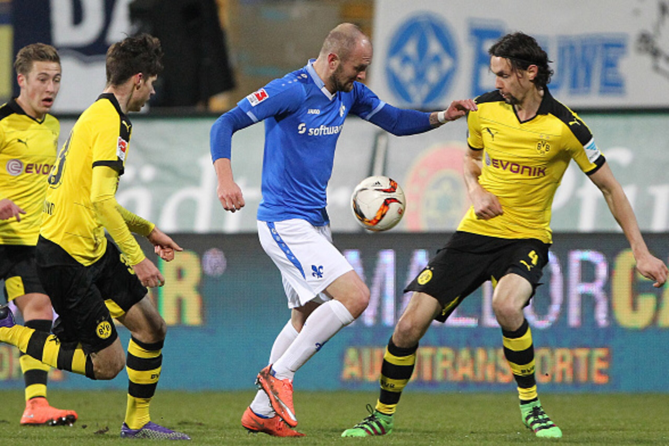 Darmstadt's defender Konstantin Rausch (C) vies for the ball with Dortmund's midfielder Julian Weigl and Dortmund's Serbian defender Neven Subotic (R) during the German first division Bundesliga football match  SV Darmstadt 98 v BVB Borussia Dortmund in D