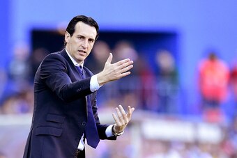 Sevilla's coach Unai Emery gestures during the Spanish league football match Club Atletico de Madrid vs Sevilla FC at the Vicente Calderon stadium in Madrid on January 24, 2016.  AFP PHOTO / JAVIER SORIANO / AFP / JAVIER SORIANO        (Photo credit shoul