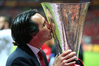 WARSAW, POLAND - MAY 27:  Unai Emery, coach of Sevilla kisses the trophy after the UEFA Europa League Final match between FC Dnipro Dnipropetrovsk and FC Sevilla on May 27, 2015 in Warsaw, Poland.  (Photo by Martin Rose/Getty Images)