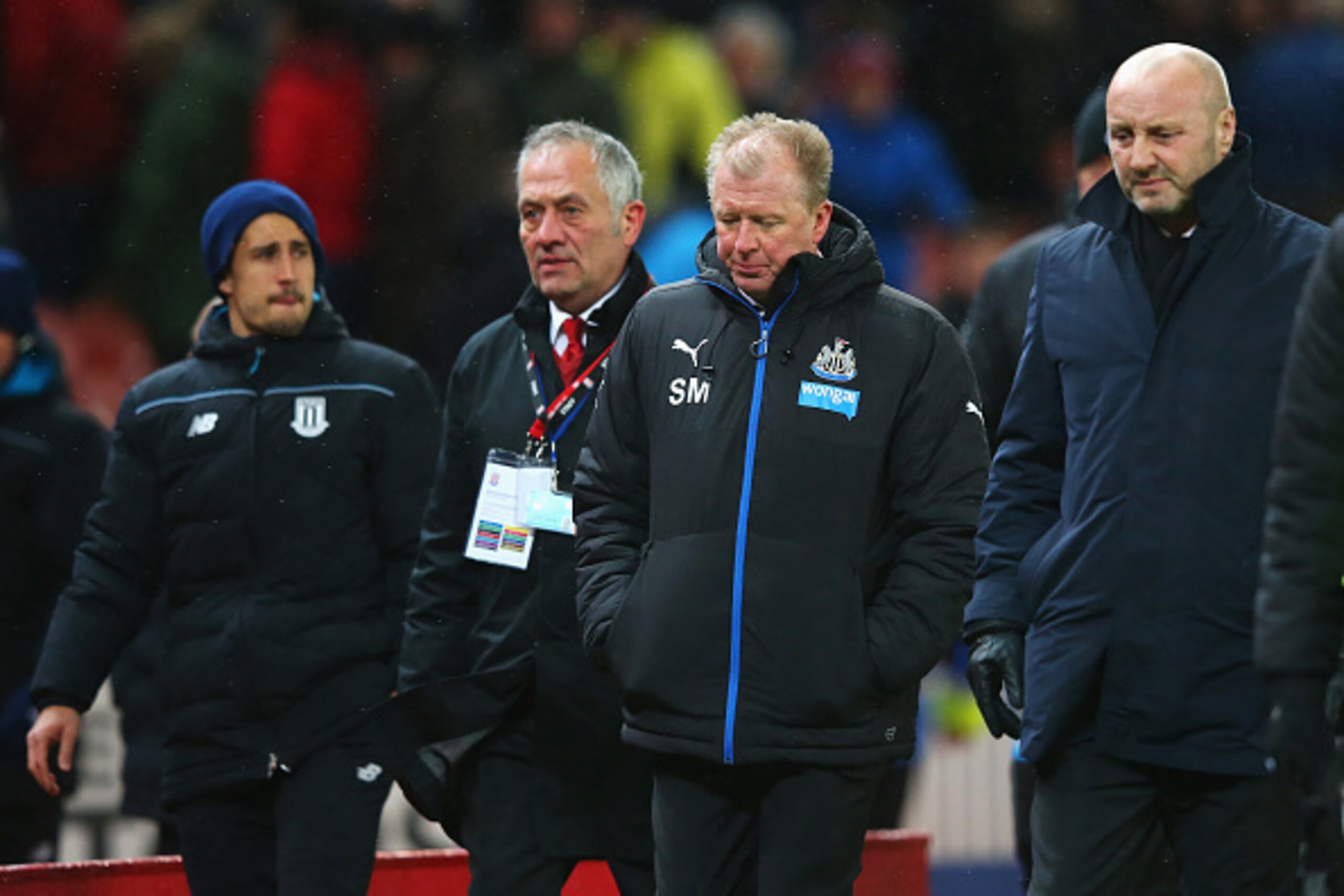 STOKE ON TRENT, ENGLAND - MARCH 02:  Steve McClaren manager of Newcastle United walks off dejected after the Barclays Premier League match between Stoke City and Newcastle United at the Britannia Stadium on March 2, 2016 in Stoke on Trent, England.  (Phot