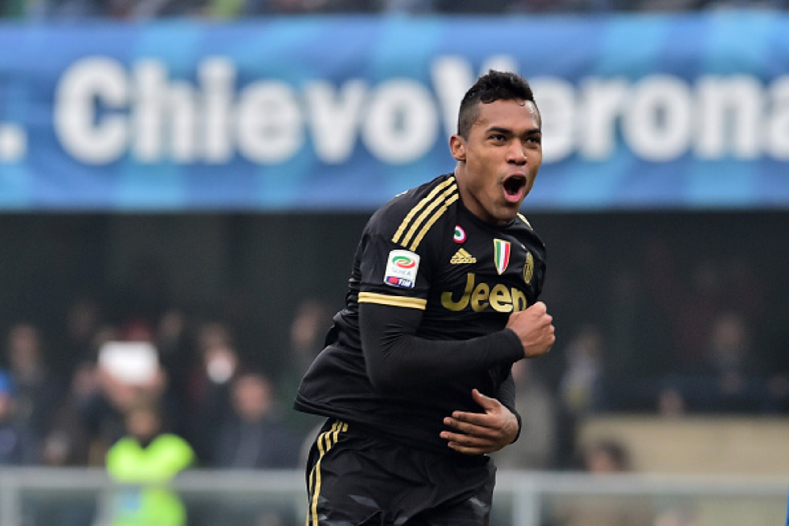 Juventus' defender from Brasil Alex Sandro celebrates after scoring a goal during the Serie A football match between Chievo Verona and Juventus on January 31, 2016 at Bentegodi Stadium in Verona.  / AFP / GIUSEPPE CACACE        (Photo credit should read G