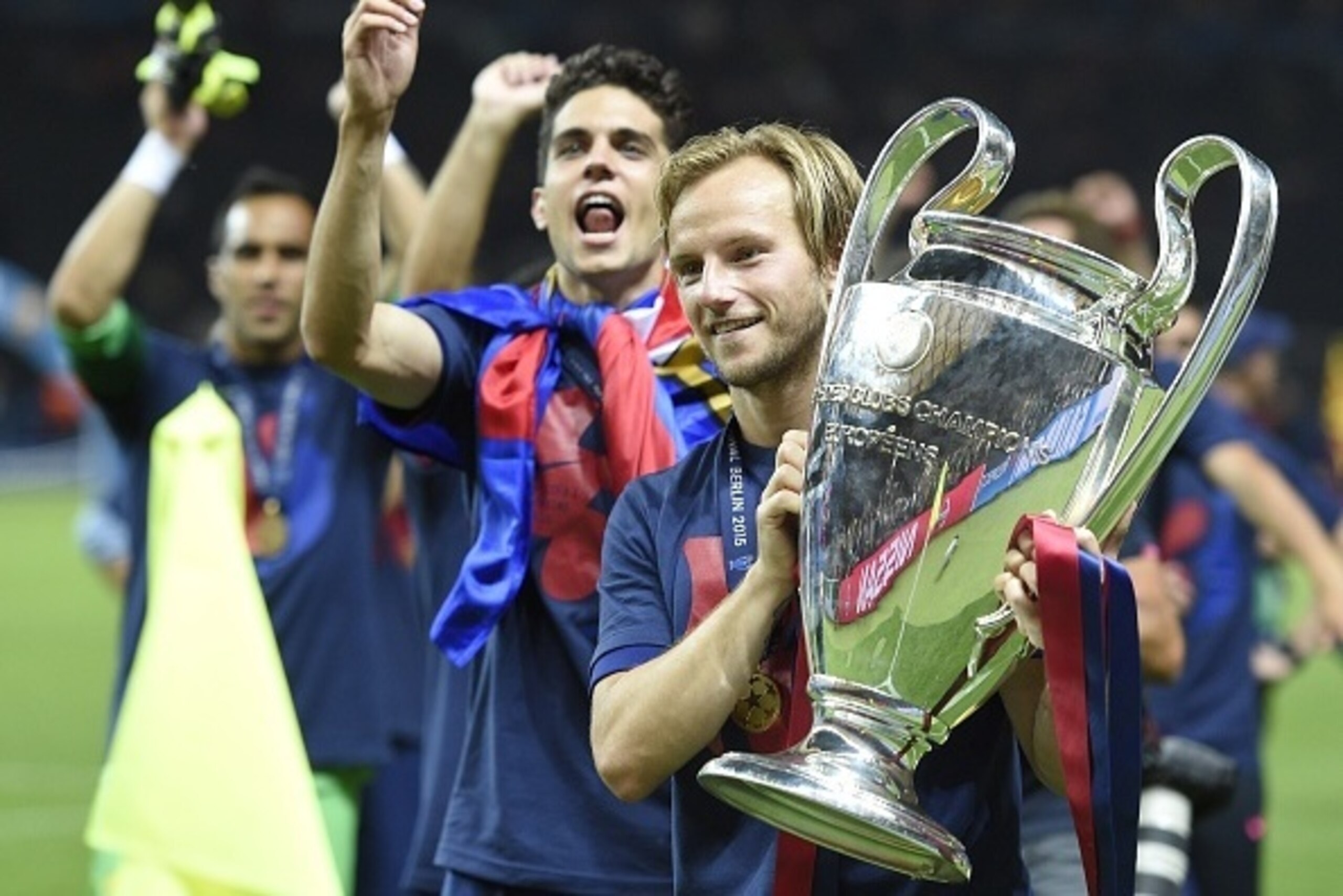 Barcelona's Croatian midfielder Ivan Rakitic celebrates with the trophy after winning the UEFA Champions League Final football match between Juventus and FC Barcelona at the Olympic Stadium in Berlin on June 6, 2015. AFP PHOTO / LLUIS GENE Barcelona's Croatian midfielder Ivan Rakitic celebrates with the trophy after winning the UEFA Champions League Final football match between Juventus and FC Barcelona at the Olympic Stadium in Berlin on June 6, 2015. AFP PHOTO / LLUIS GENE
