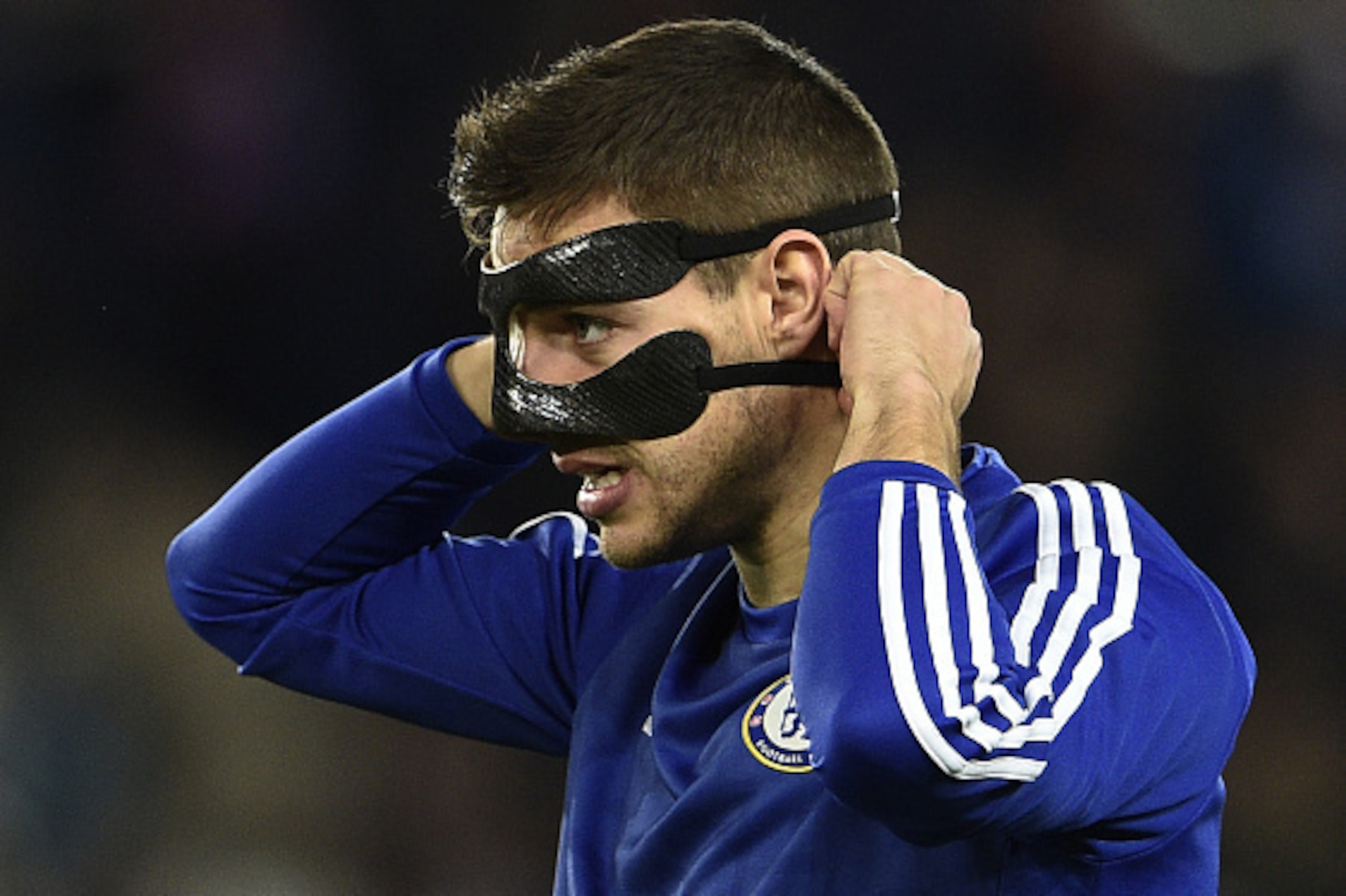 Chelsea's Spanish defender Cesar Azpilicueta warms up  prior to  the Champions League round of 16 first leg football match between Paris Saint-Germain (PSG) and Chelsea FC on February 16, 2016, at the Parc des Princes stadium in Paris.  AFP PHOTO / FRANCK