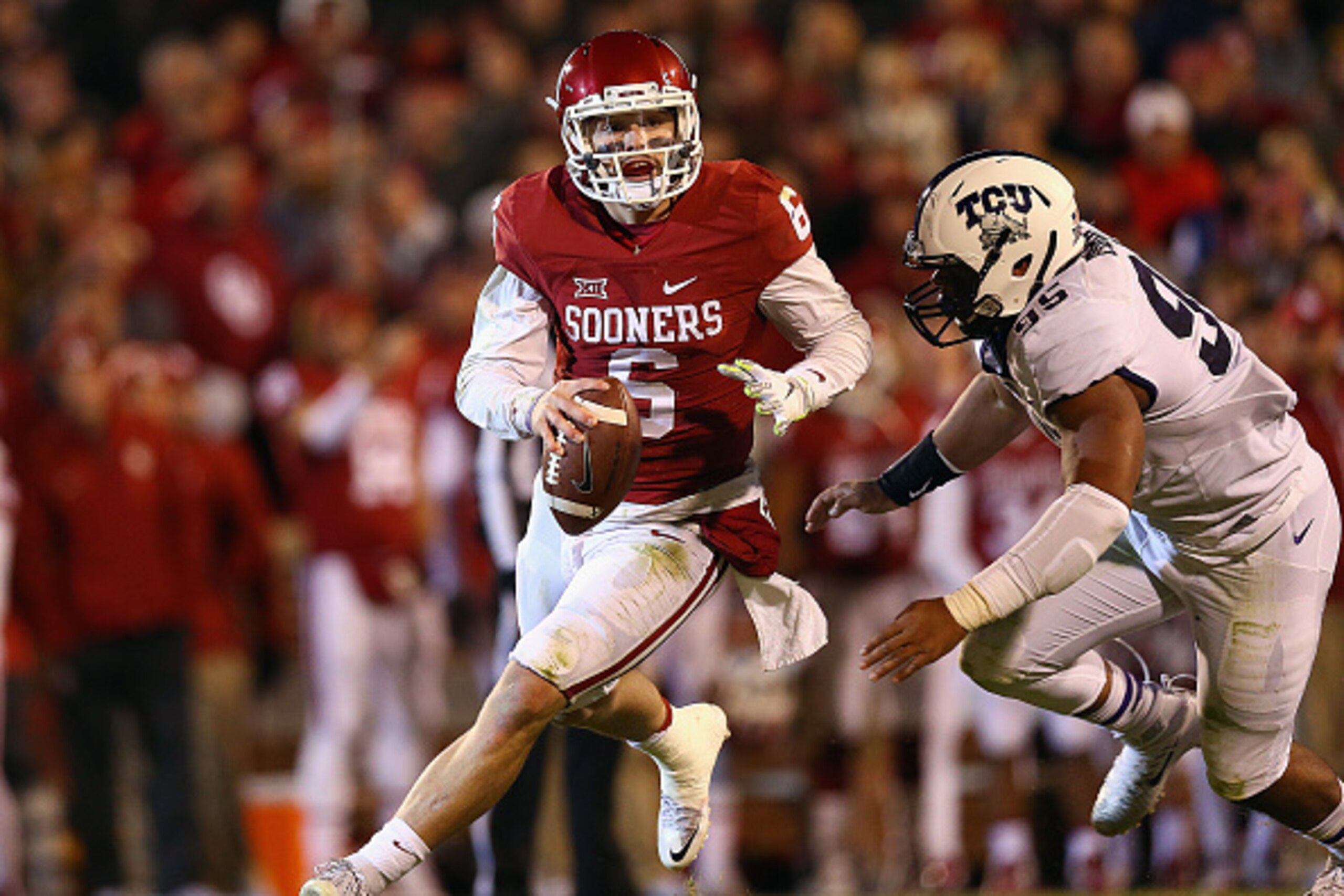 NORMAN, OK - NOVEMBER 21:  Baker Mayfield #6 of the Oklahoma Sooners throws the ball against Aaron Curry #95 of the TCU Horned Frogs in the second quarter at Gaylord Family Oklahoma Memorial Stadium on November 21, 2015 in Norman, Oklahoma.  (Photo by Ron