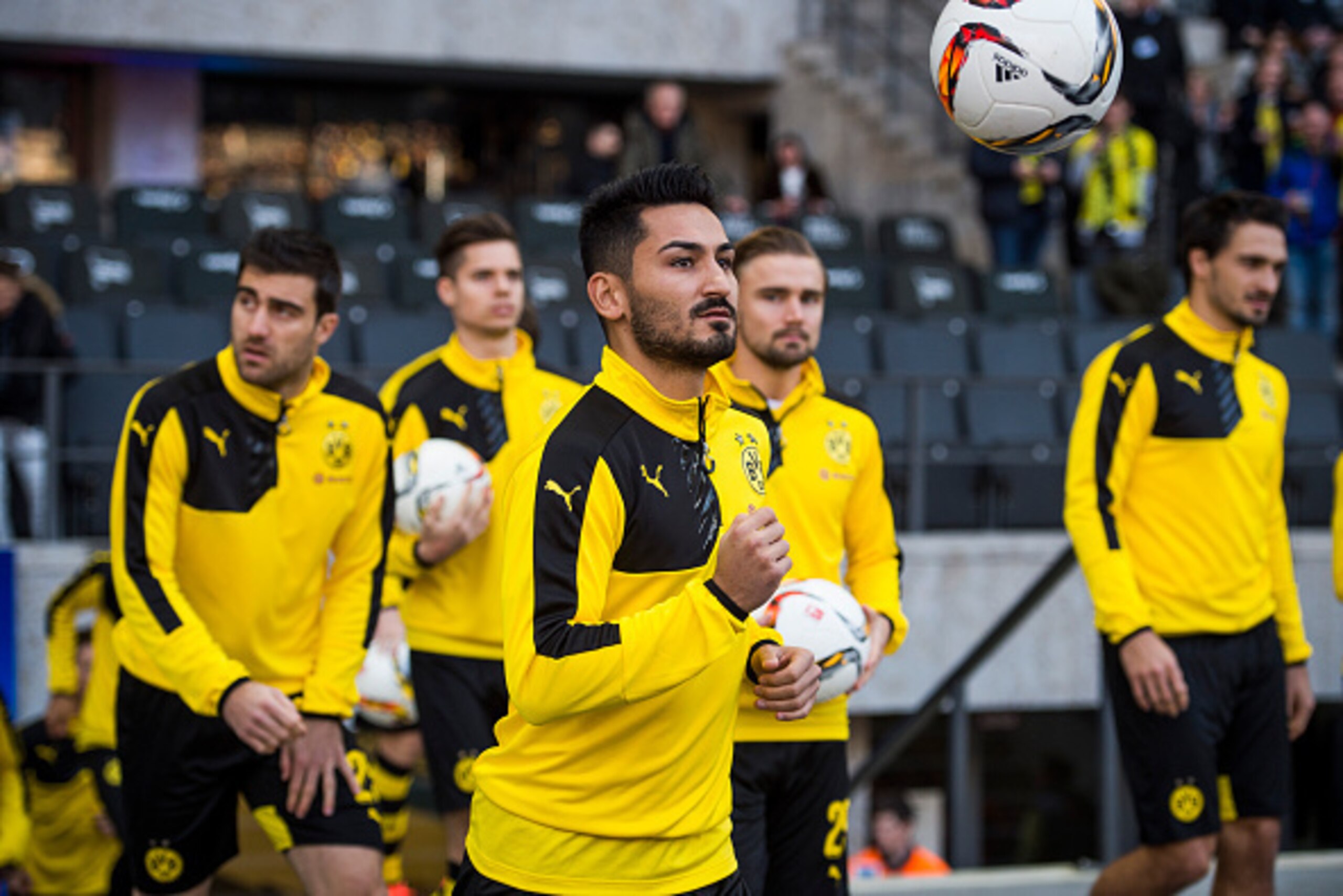 Dortmund's midfielder Ilkay Guendogan (C ) and team mates walk onto the pitch prior to the German first division Bundesliga football match, Hertha Berlin v Borussia Dortmund, at the Olympic stadium in Berlin on February 6, 2016.  / AFP / ODD ANDERSEN / RE