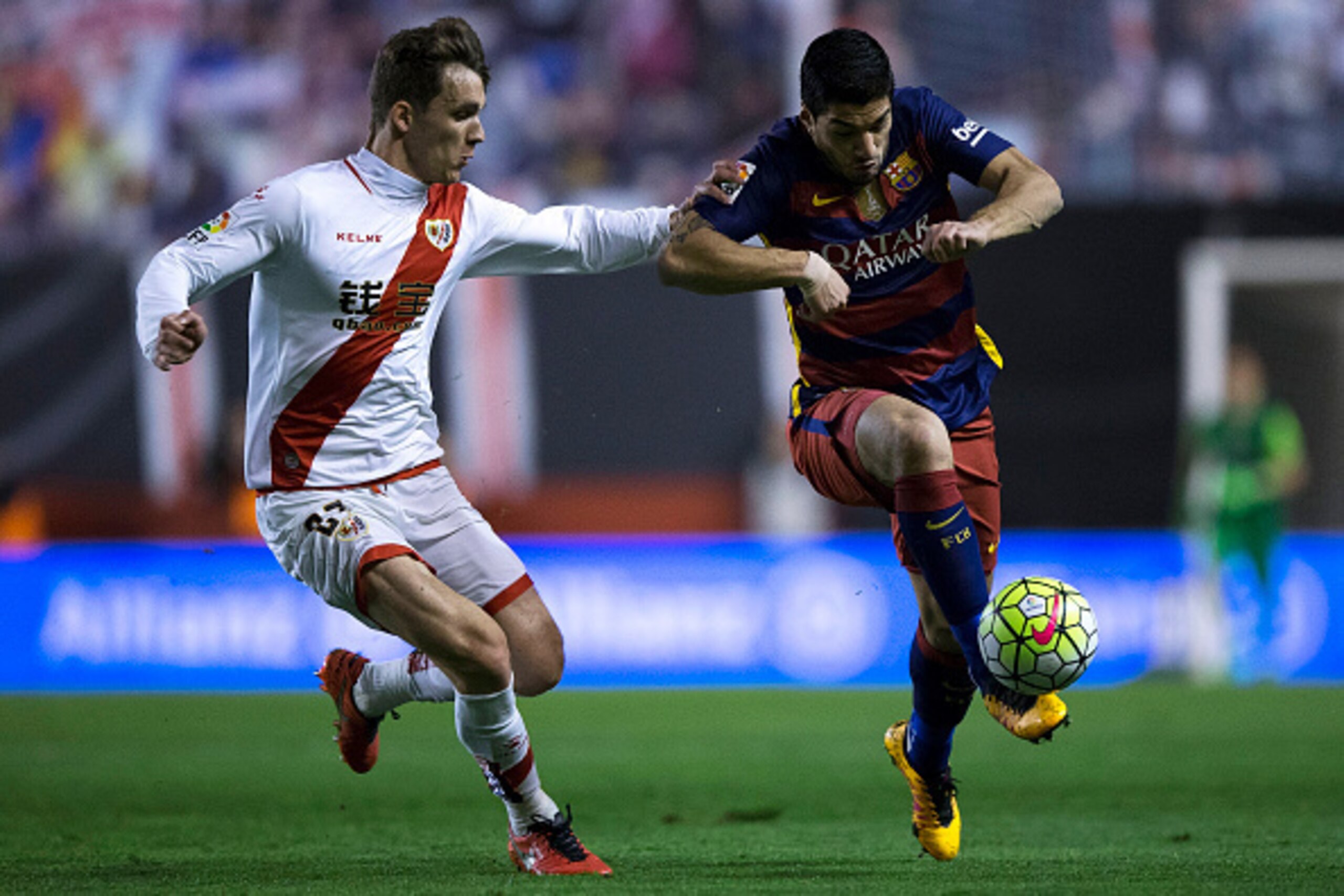 MADRID, SPAIN - MARCH 03: Luis Suarez (R) of FC Barcelona competes for the ball with Diego Llorente (L) of Rayo Vallecano de Madrid during the La Liga match between Rayo Vallecano de Madrid and FC Barcelona at Estadio de Vallecas on March 3, 2016 in Madri