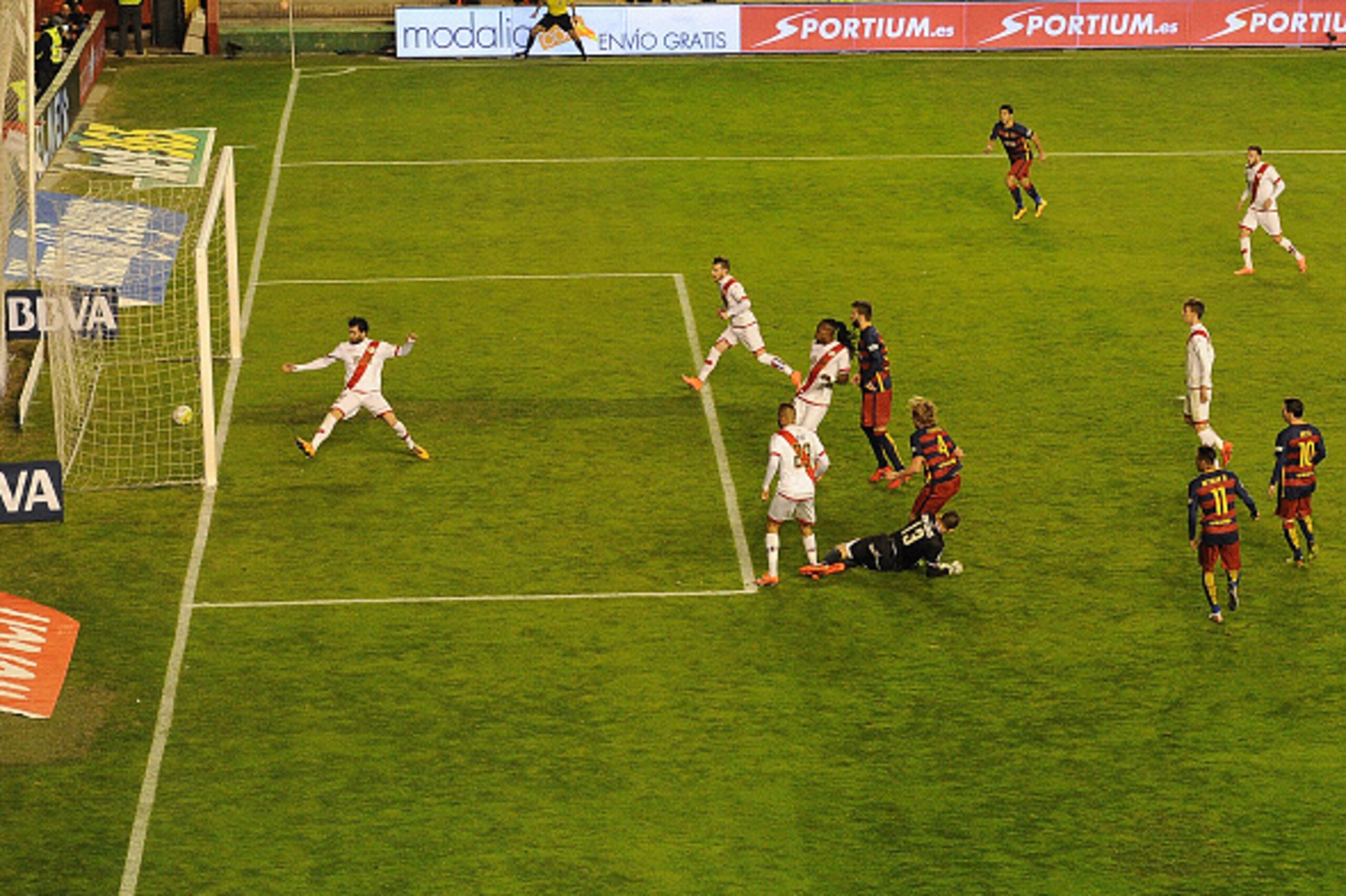 MADRID, SPAIN - MARCH 03:  Ivan Rakitic (#4) of FC Barcelona scores his team's 1st goal during the La Liga match between Rayo Vallecano and FC Barcelona at Estadio de Vallecas on March 3, 2016 in Madrid, Spain.  (Photo by Denis Doyle/Getty Images)