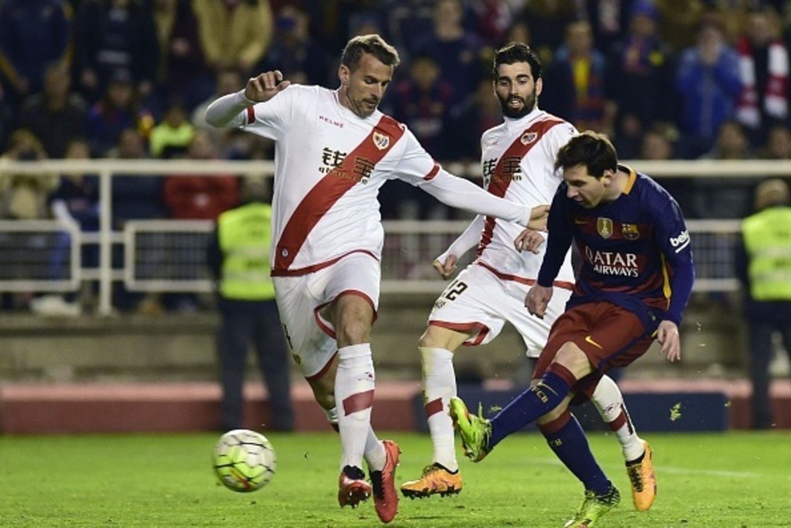 Barcelona's Argentinian forward Lionel Messi (R) kicks the ball to score past Rayo Vallecano's midfielder Quini during the Spanish league football match CF Rayo Vallecano vs FC Barcelona at the Vallecas stadium in Madrid on March 3, 2016. / AFP / PIERRE-P