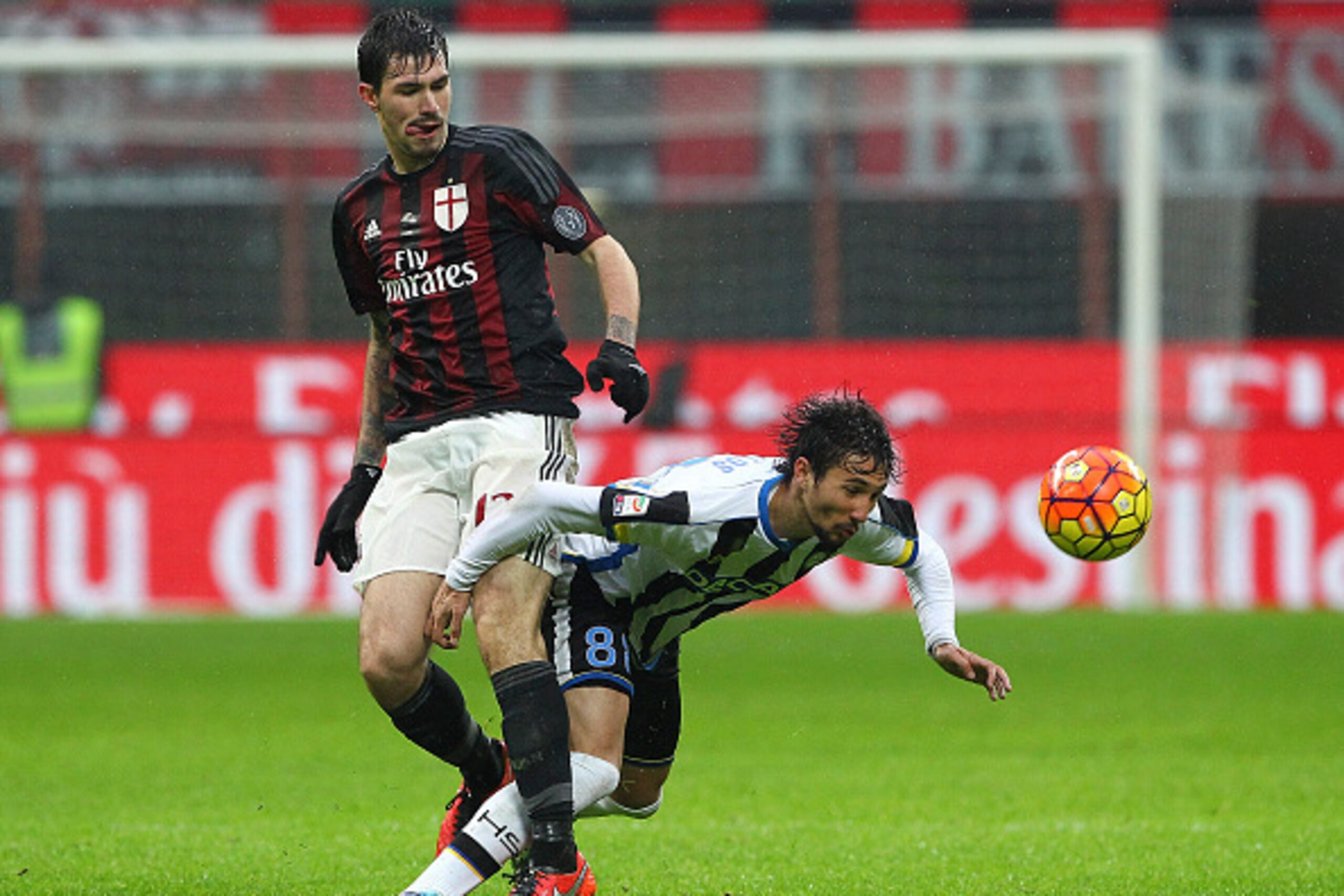 MILAN, ITALY - FEBRUARY 07:  Ryder Matos Santos (R) of Udinese Calcio competes for the ball with Alessio Romagnoli (L) of AC Milan during the Serie A match between AC Milan and Udinese Calcio at Stadio Giuseppe Meazza on February 7, 2016 in Milan, Italy. 