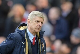 Arsenal's French manager Arsene Wenger leads off his team at the end of the English Premier League football match between Manchester United and Arsenal at Old Trafford in Manchester in north west England on February 28, 2016. / AFP / OLI SCARFF / RESTRICT