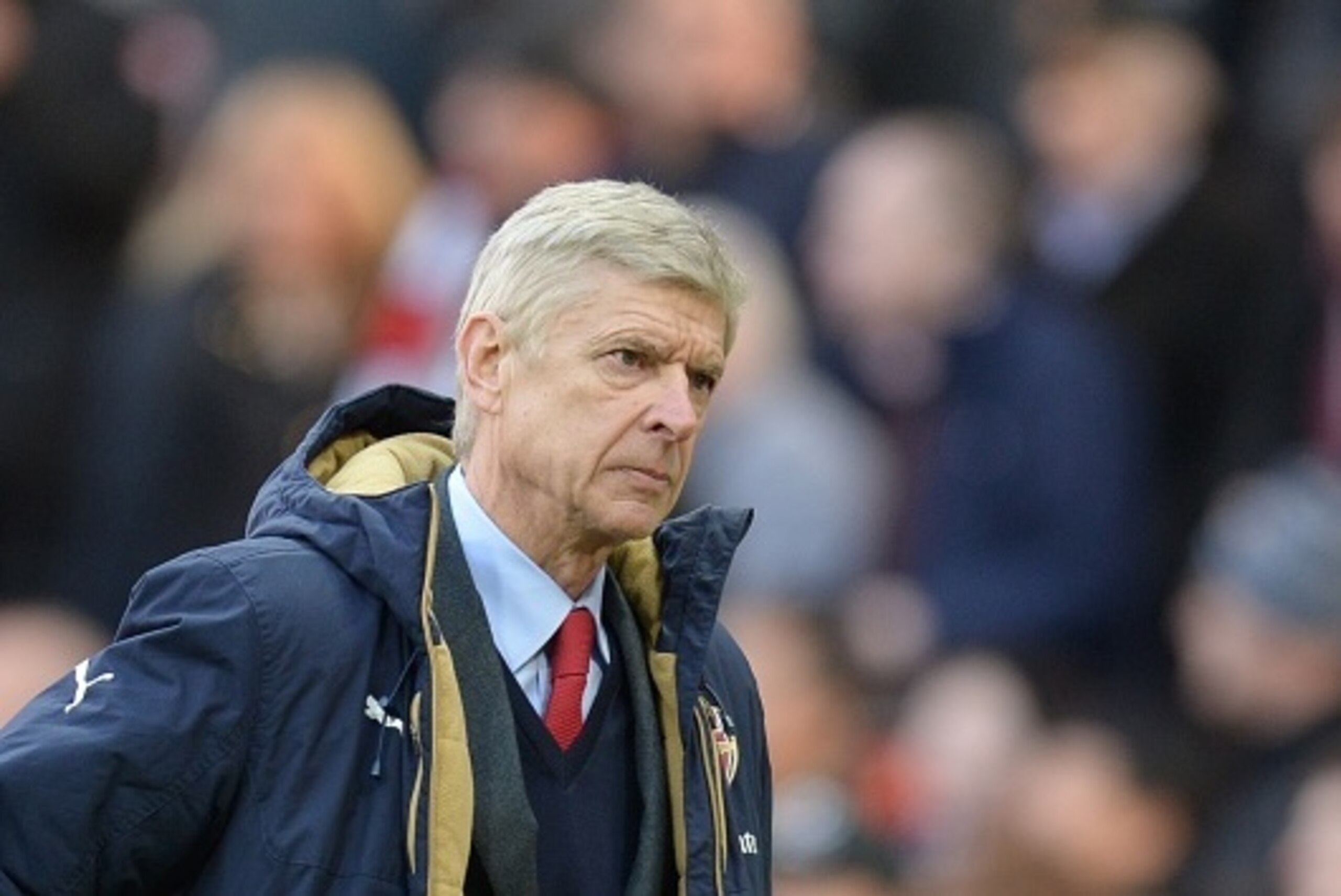 Arsenal's French manager Arsene Wenger leads off his team at the end of the English Premier League football match between Manchester United and Arsenal at Old Trafford in Manchester in north west England on February 28, 2016. / AFP / OLI SCARFF / RESTRICT
