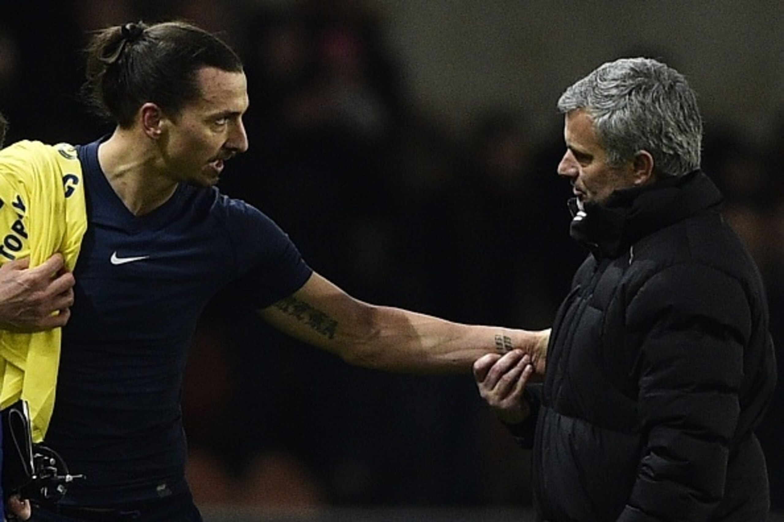 Paris Saint-Germain's Swedish midfielder Zlatan Ibrahimovic speaks with Chelsea's Portuguese manager Jose Mourinho (R) at the end of the UEFA Champions League round of 16 football match between Paris Saint-Germain (PSG) and Chelsea at the Parc des Princes