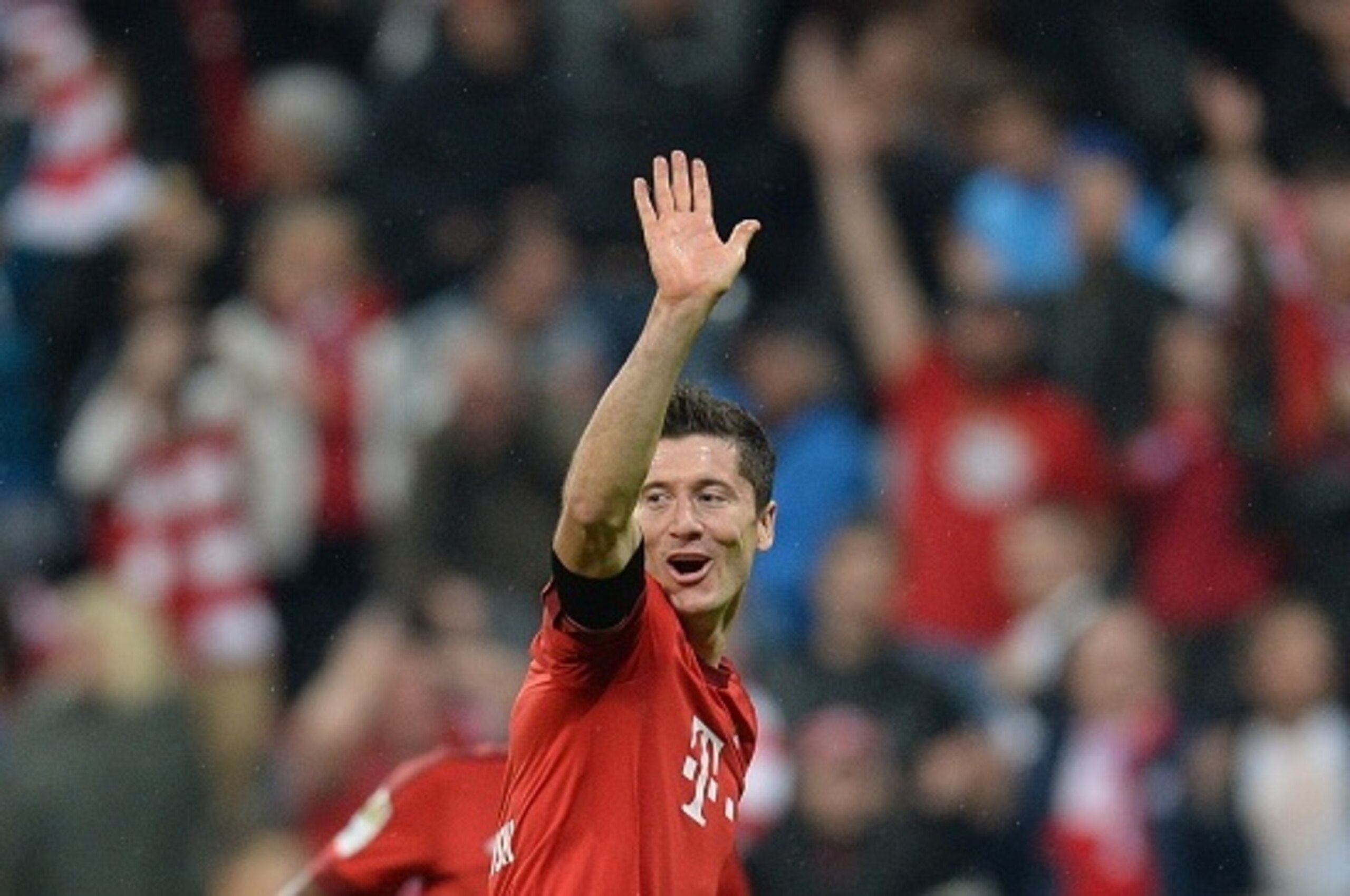 Bayern Munich's Polish striker Robert Lewandowski celebrates after his fifth goal for Munich during the German first division Bundesliga football match FC Bayern Muenchen vs VfL Wolfsburg in Munich, on September 22, 2015.    AFP PHOTO / CHRISTOF STACHE

R