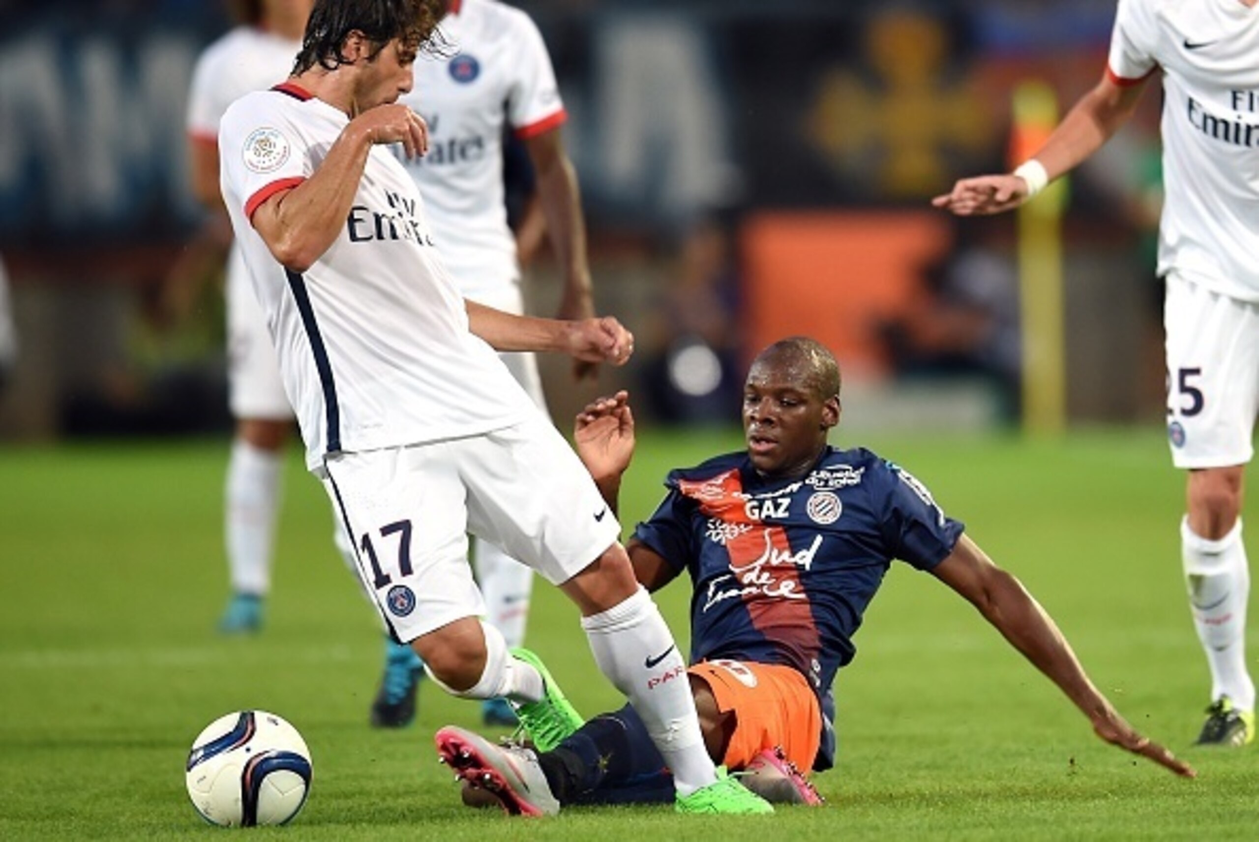 Paris Saint-Germain's Brazilian defender Maxwell (L) vies with Montpellier's French midfielder Bryan Dabo during the French L1 football match between MHSC Montpellier and Paris Saint Germain (PSG), on August 21, 2015 at the La Mosson Stadium in Montpellie