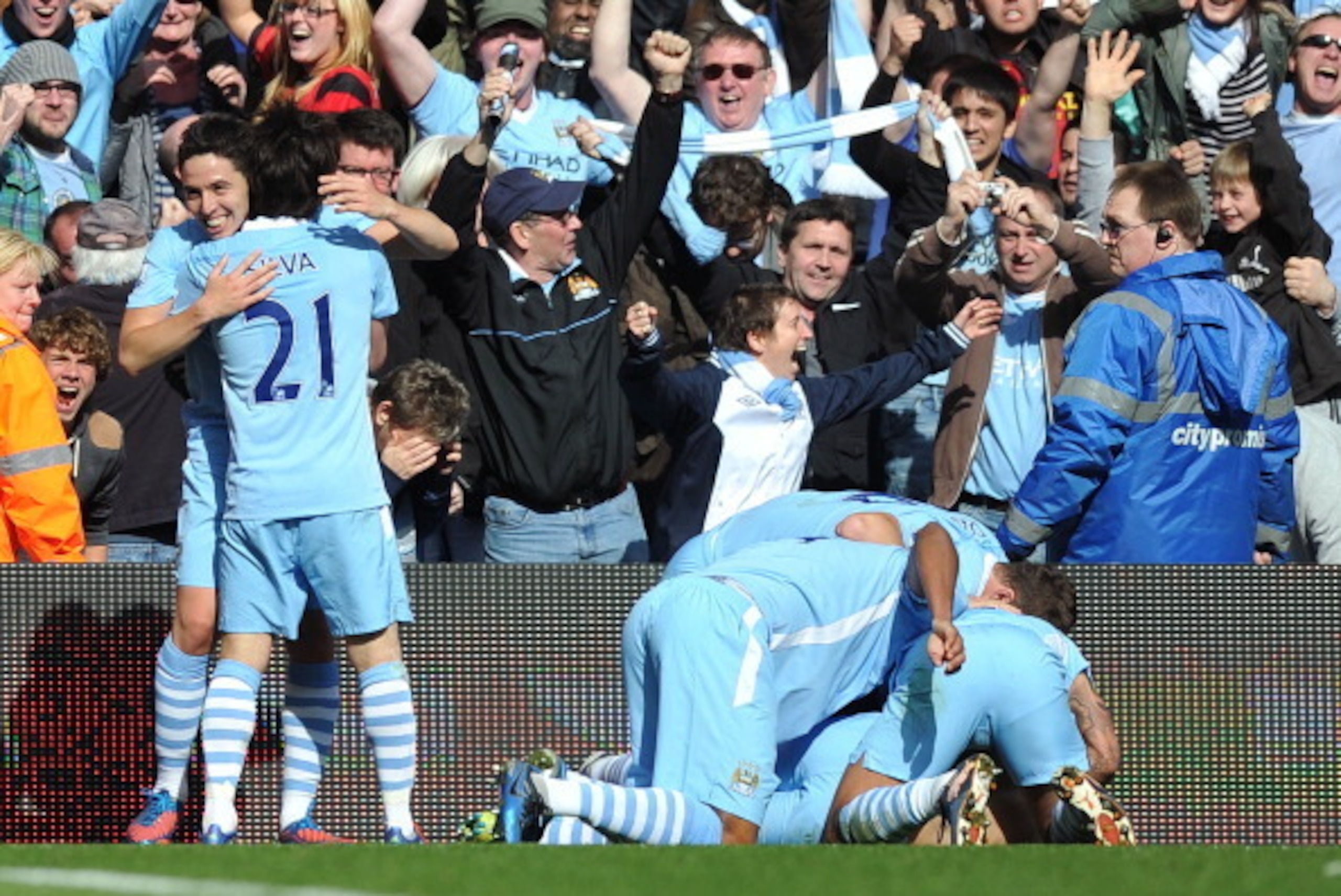 Manchester City's Argentinian striker Sergio Aguero (R) celebrates his late winning goal with team-mates during the English Premier League football match between Manchester City and Queens Park Rangers at The Etihad stadium in Manchester, north-west Engla