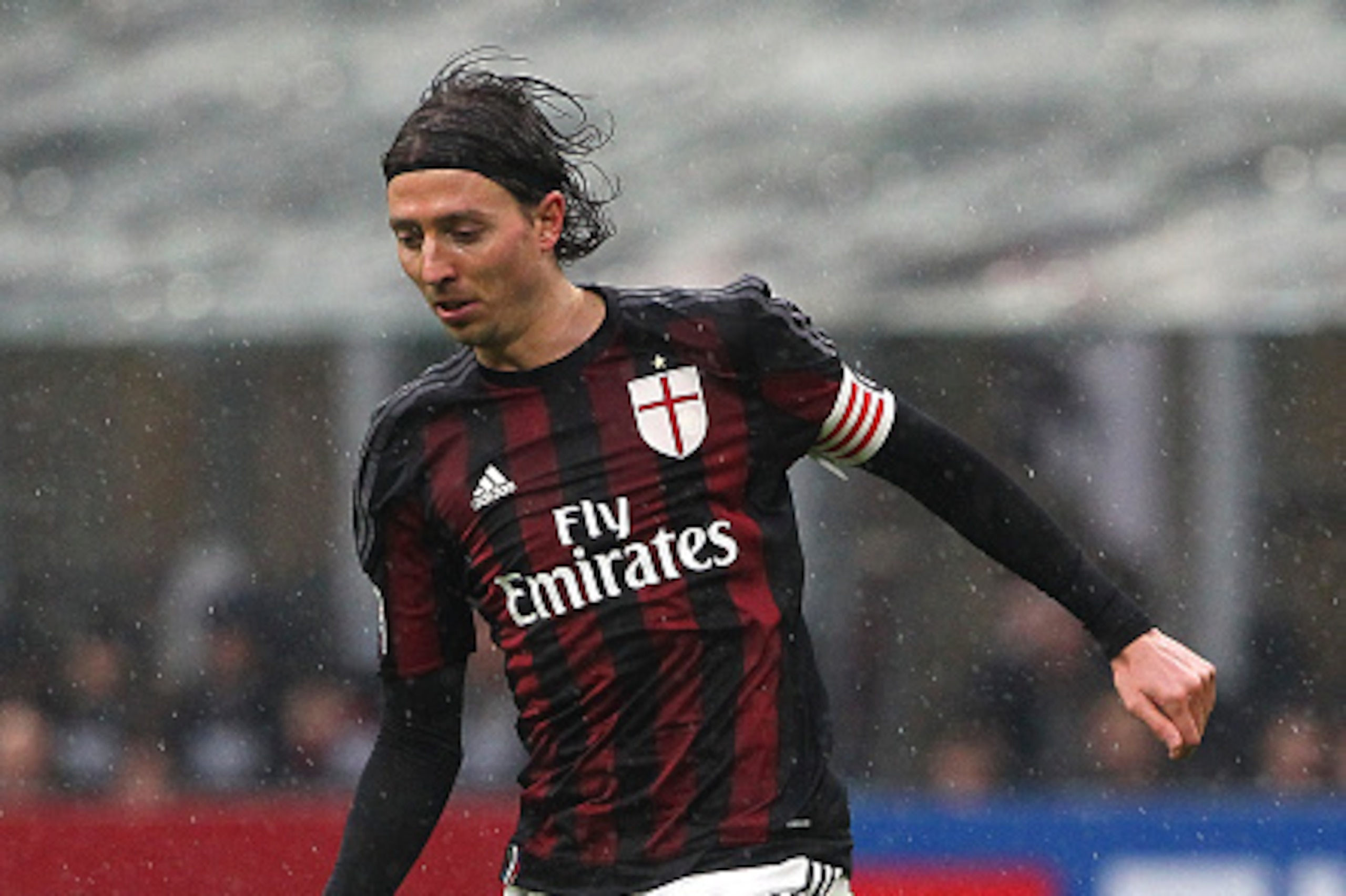 MILAN, ITALY - FEBRUARY 07:  Riccardo Montolivo of AC Milan in action during the Serie A match between AC Milan and Udinese Calcio at Stadio Giuseppe Meazza on February 7, 2016 in Milan, Italy.  (Photo by Marco Luzzani/Getty Images)