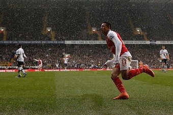 Arsenal's Chilean striker Alexis Sanchez (R) celebrates after scoring their second goal during the English Premier League football match between Tottenham Hotspur and Arsenal at White Hart Lane in London, on March 5, 2016. / AFP / ADRIAN DENNIS / RESTRICT