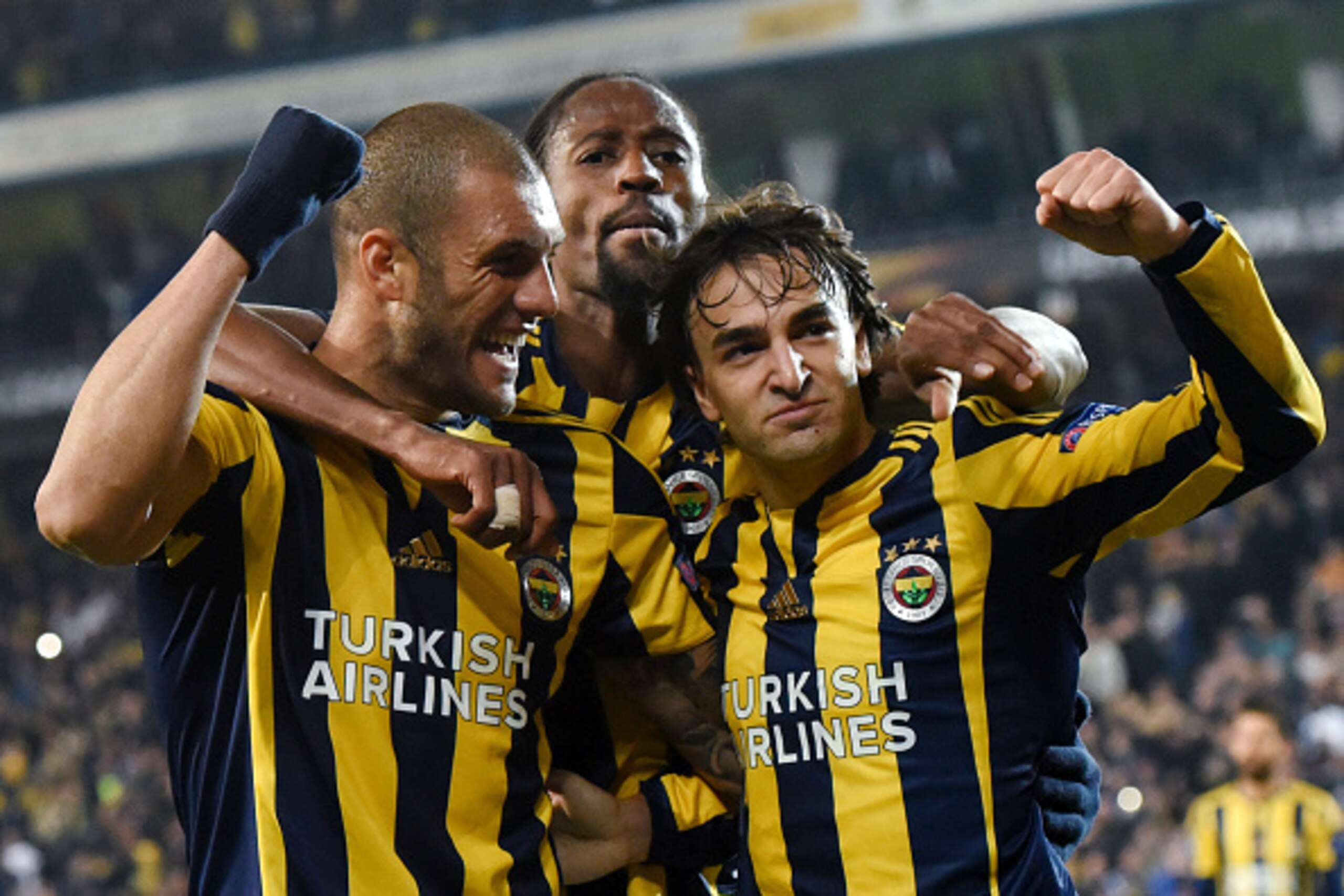 Fenerbahce's Lazar Markovic (R) celebrates with his teammates after scoring a goal against Celtic during the UEFA Europa League football match between Fenerbahce and Celtic at Fenerbahce Sukru Saracoglu stadium on December 10, 2015 in Istanbul.  / AFP / O