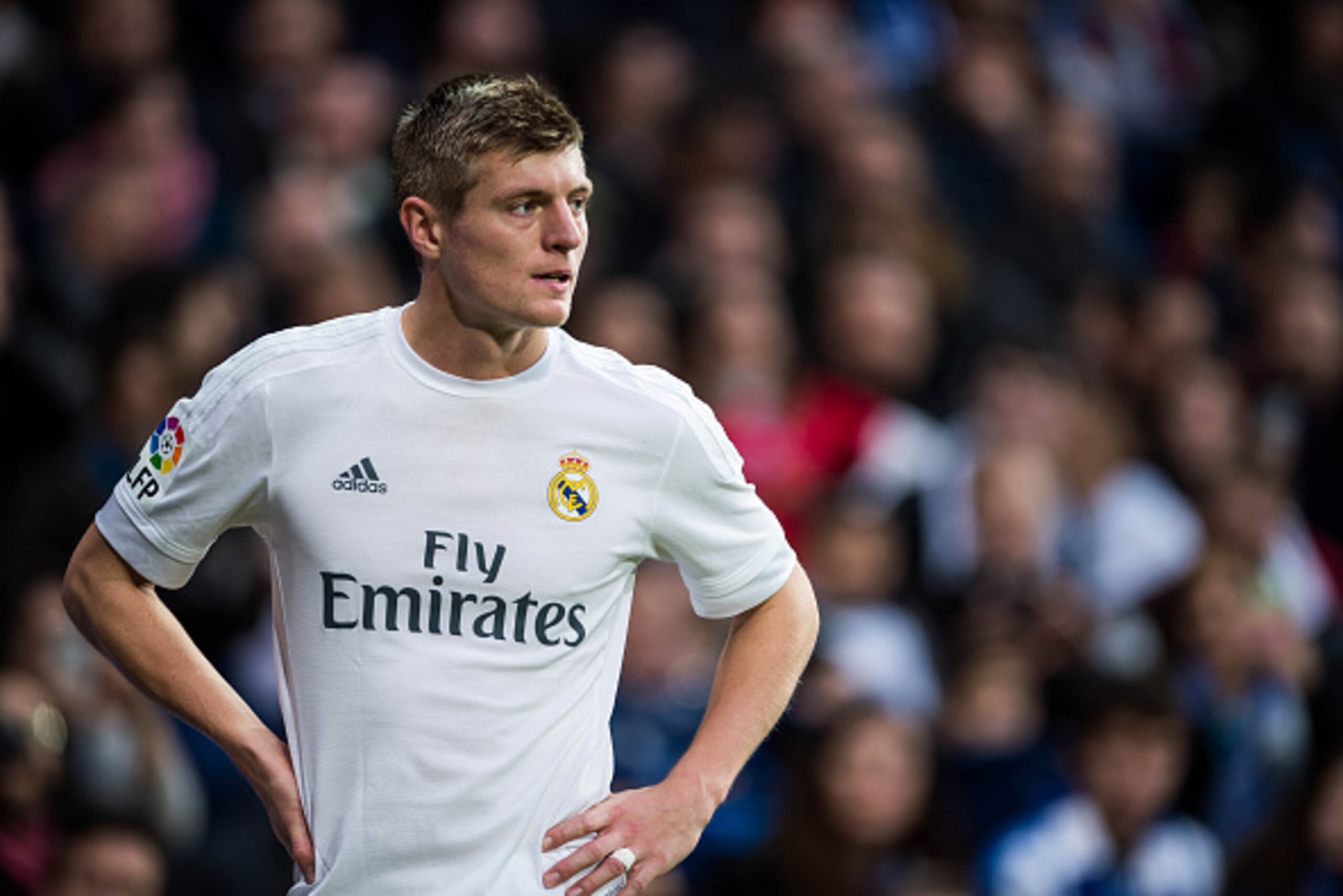 MADRID, SPAIN - DECEMBER 30:  Toni Kroos of Real Madrid CF looks on during the Real Madrid CF vs Real Sociedad match as part of the Liga BBVA 2015-2016 at the Estadio Santiago Bernabeu on December 30, 2015 in Madrid, Spain.  (Photo by Aitor Alcalde/Power 