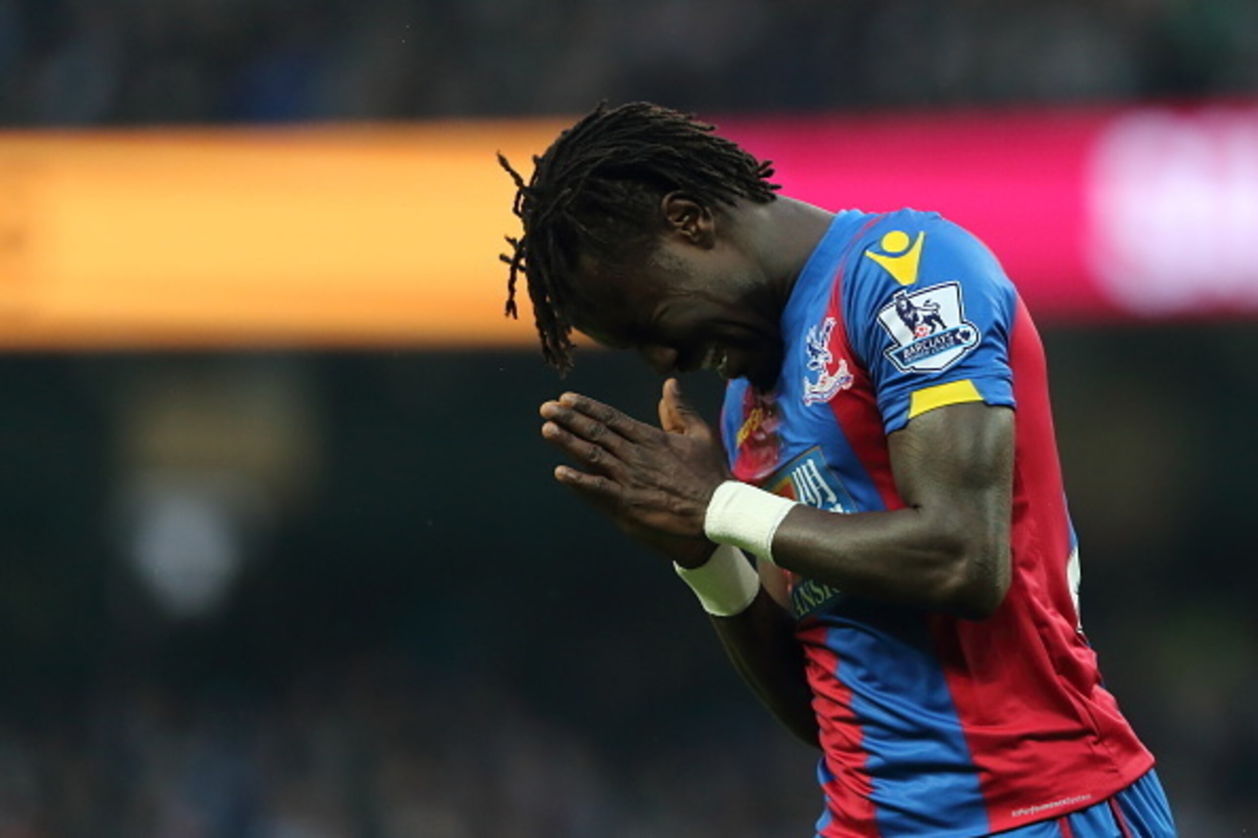 MANCHESTER, ENGLAND - JANUARY 16:  Dejected Pape Souare of Crystal Palace during the Barclays Premier League match between Manchester City and Crystal Palace at the Etihad Stadium on January 16, 2016 in Manchester, England.  (Photo by Matthew Ashton - AMA