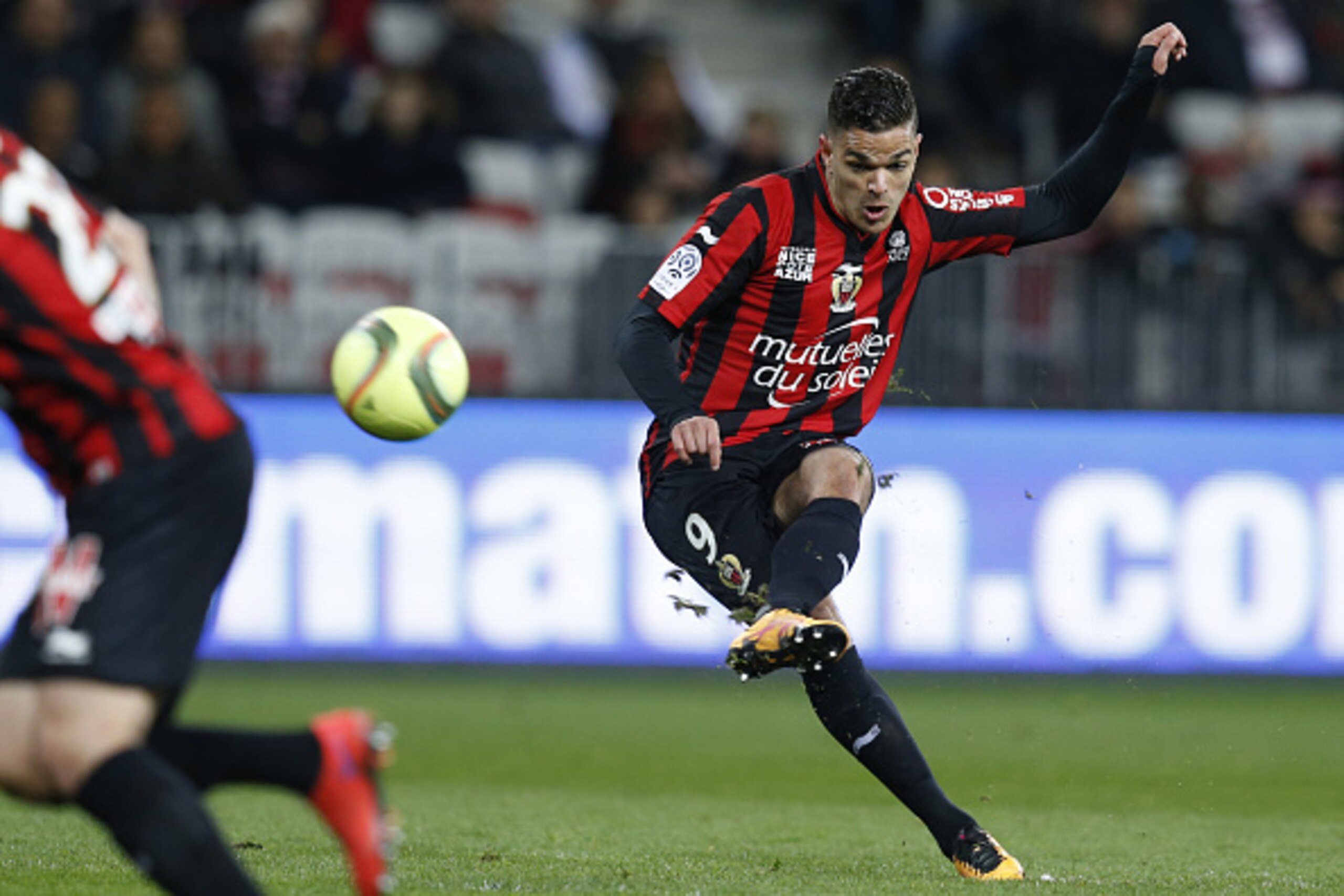 Nice's French forward Hatem Ben Arfa shoots the ball during the French L1 football match Nice (OGC Nice) vs Troyes (ESTAC) on March 5, 2016 at the 'Allianz Riviera' stadium in Nice, southeastern France.  AFP PHOTO / VAERY HACHE / AFP / VALERY HACHE       