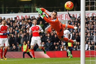 Arsenal's Colombian goalkeeper David Ospina (R) dives but cannot stop the shot from Tottenham Hotspur's English striker Harry Kane (not pictured) as Tottenham take a 2-1 lead during the English Premier League football match between Tottenham Hotspur and A