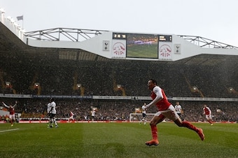 Arsenal's Chilean striker Alexis Sanchez (C) celebrates after scoring their second goal during the English Premier League football match between Tottenham Hotspur and Arsenal at White Hart Lane in London, on March 5, 2016. / AFP / ADRIAN DENNIS / RESTRICT