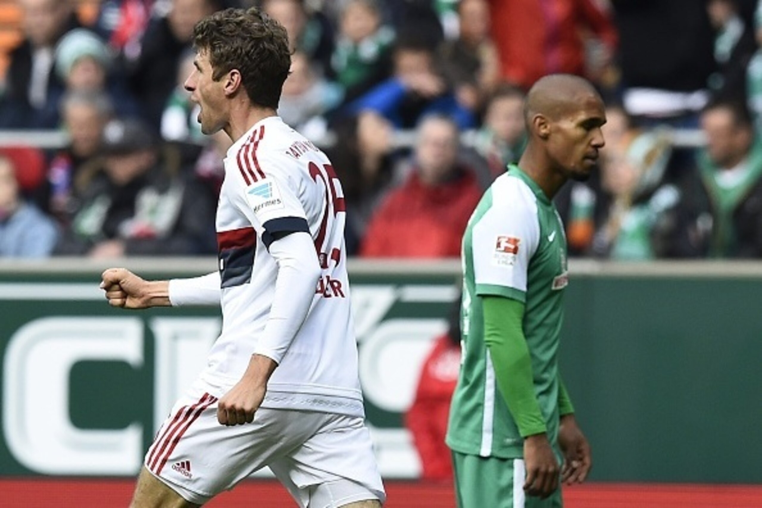 Bayern Munich's midfielder Thomas Mueller (L) celebrates after scoring during the German first division Bundesliga football match SV Werder Bremen vs FC Bayern Munich in Bremen, northern Germany, on October 17, 2015.  AFP PHOTO / TOBIAS SCHWARZ

RESTRICTI