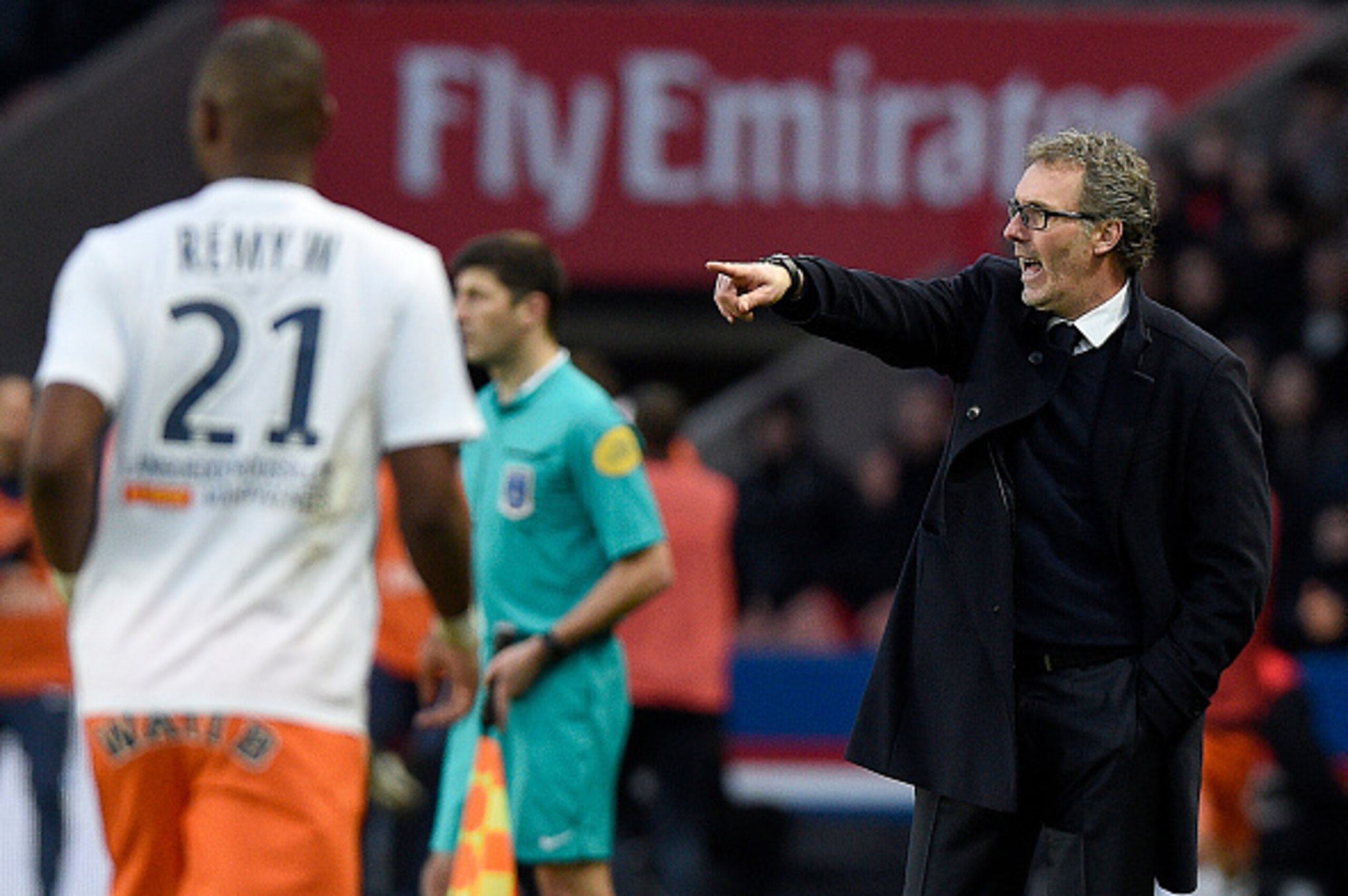 Paris Saint-Germain's French head coach Laurent Blanc (R) gestures  during the French L1 football match between Paris Saint-Germain (PSG) and Montpellier (MHSC) on March 5, 2016, at the Parc des Princes stadium in Paris. AFP PHOTO / FRANCK FIFE / AFP / FR