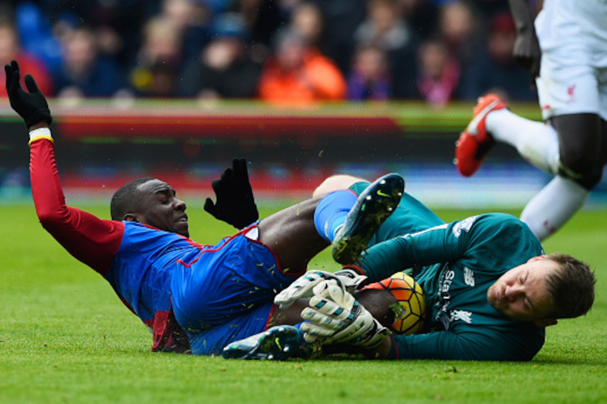 LONDON, ENGLAND - MARCH 06:  Goalkeeper Simon Mignolet of Liverpool makes a save from Yannick Bolasie of Crystal Palace during the Barclays Premier League match between Crystal Palace and Liverpool at Selhurst Park on March 6, 2016 in London, England.  (P