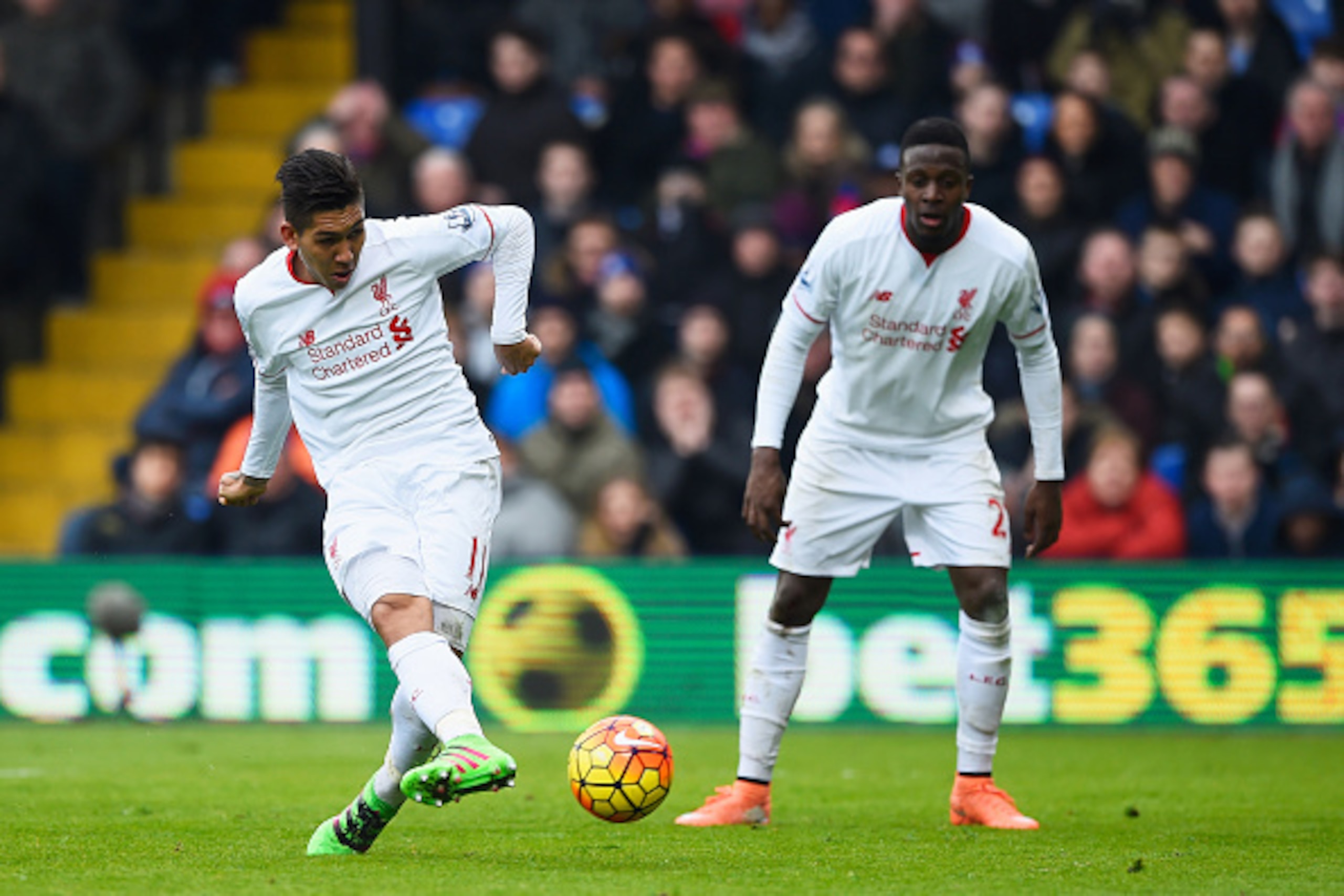 LONDON, ENGLAND - MARCH 06:  Roberto Firmino of Liverpool (L) scores their first and equalising goal as team mate Divock Origi looks on during the Barclays Premier League match between Crystal Palace and Liverpool at Selhurst Park on March 6, 2016 in Lond