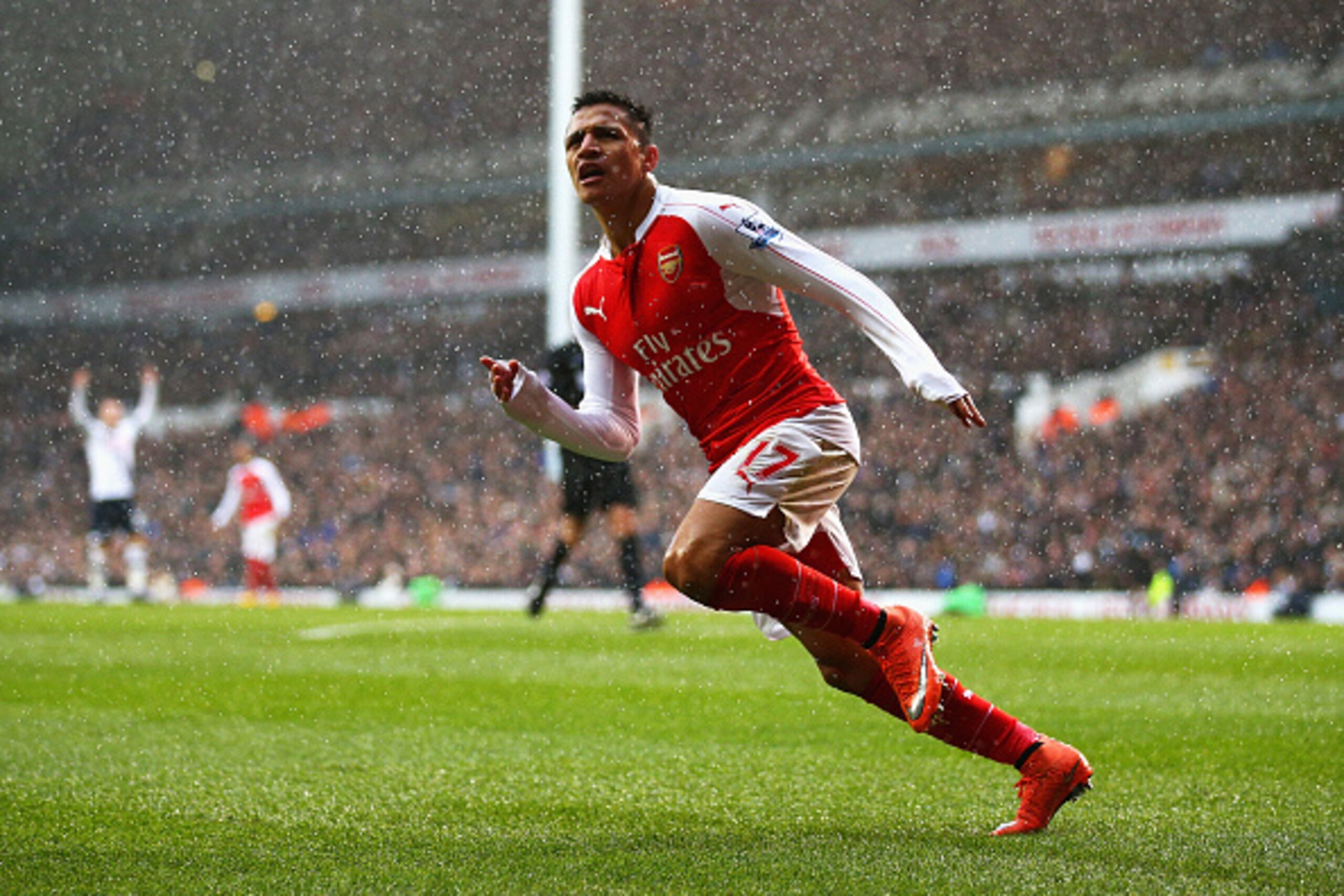LONDON, ENGLAND - MARCH 05:  Alexis Sanchez of Arsenal celebrates scoring his team's second goal during the Barclays Premier League match between Tottenham Hotspur and Arsenal at White Hart Lane on March 5, 2016 in London, England.  (Photo by Paul Gilham/