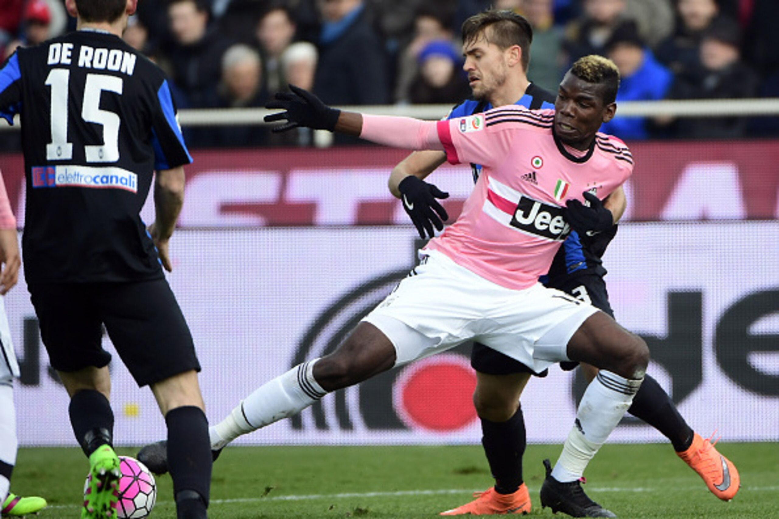 Juventus' French midfielder Paul Pogba (R) vies for the ball with Atalanta's Italian defender Cristiano Del Grosso (2nd R) during the Italian Serie A football match between Atalanta and Juventus on March 6, 2016 at the Azzuri Stadium stadium in Bergamo. / Juventus' French midfielder Paul Pogba (R) vies for the ball with Atalanta's Italian defender Cristiano Del Grosso (2nd R) during the Italian Serie A football match between Atalanta and Juventus on March 6, 2016 at the Azzuri Stadium stadium in Bergamo. /