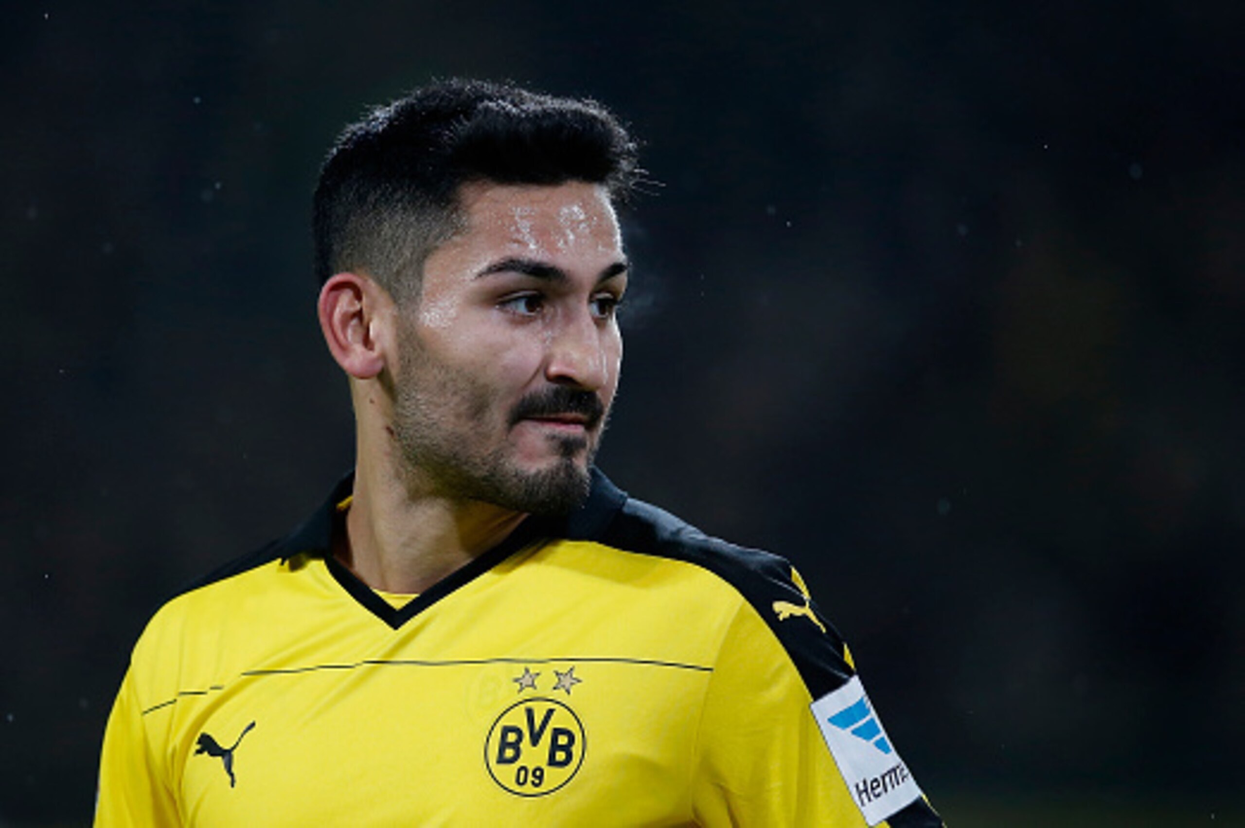 DORTMUND, GERMANY - MARCH 05:  Ilkay Guendogan of Borussia Dortmund looks on during the Bundesliga match between Borussia Dortmund and FC Bayern Muenchen at Signal Iduna Park on March 5, 2016 in Dortmund, Germany.bs  (Photo by Boris Streubel/Getty Images)