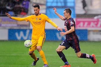 Barcelona's midfielder Sergio Busquets (L) vies with Eibar's midfielder Gonzalo Escalante during the Spanish league football match SD Eibar vs FC Barcelona at the Ipurua stadium in Eibar on March 6, 2016.
Barcelona'sforward Munir El Haddadi scored the ope