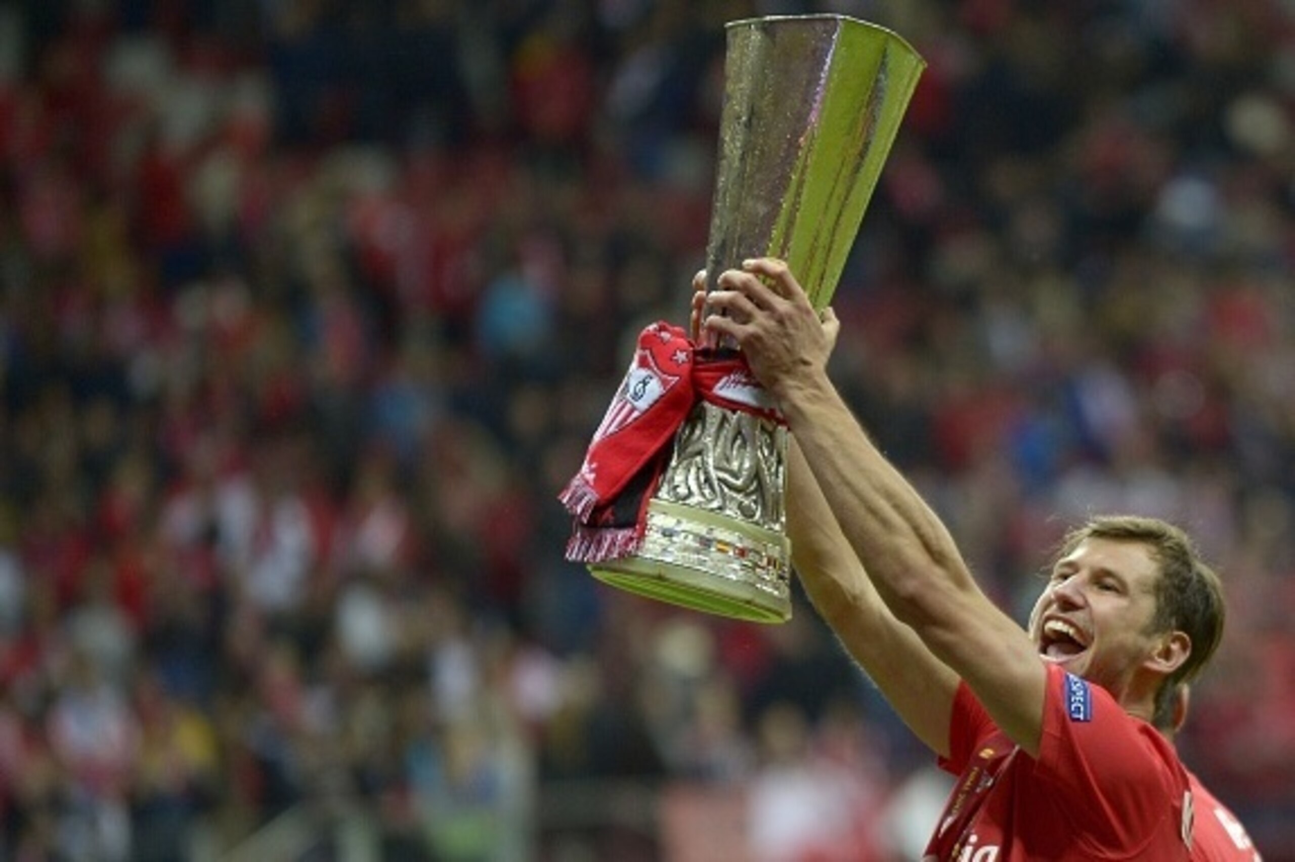Sevilla's Polish midfielder Grzegorz Krychowiak celebratesafter the UEFA Europa League final football match between FC Dnipro Dnipropetrovsk and Sevilla FC at the Narodowy stadium in Warsaw, Poland on May 27, 2015. Sevilla FC won 2-3.  AFP PHOTO / JORGE G