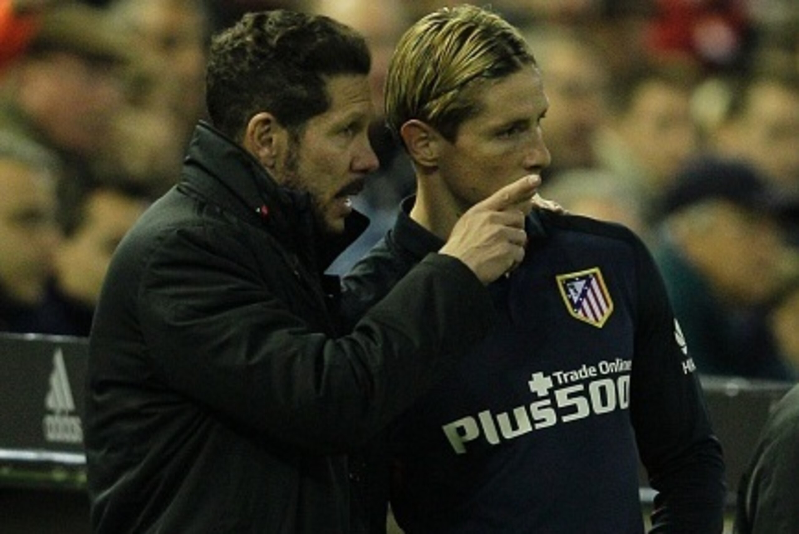 Atletico Madrid's Argentinian coach Diego Simeone (L) chat with Atletico Madrid's forward Fernando Torres during the Spanish league football match Valencia CF vs Club Atletico de Madrid at the Mestalla stadium in Valencia on March 6, 2016. / AFP / JOSE JO Atletico Madrid's Argentinian coach Diego Simeone (L) chat with Atletico Madrid's forward Fernando Torres during the Spanish league football match Valencia CF vs Club Atletico de Madrid at the Mestalla stadium in Valencia on March 6, 2016. / AFP / JOSE JO