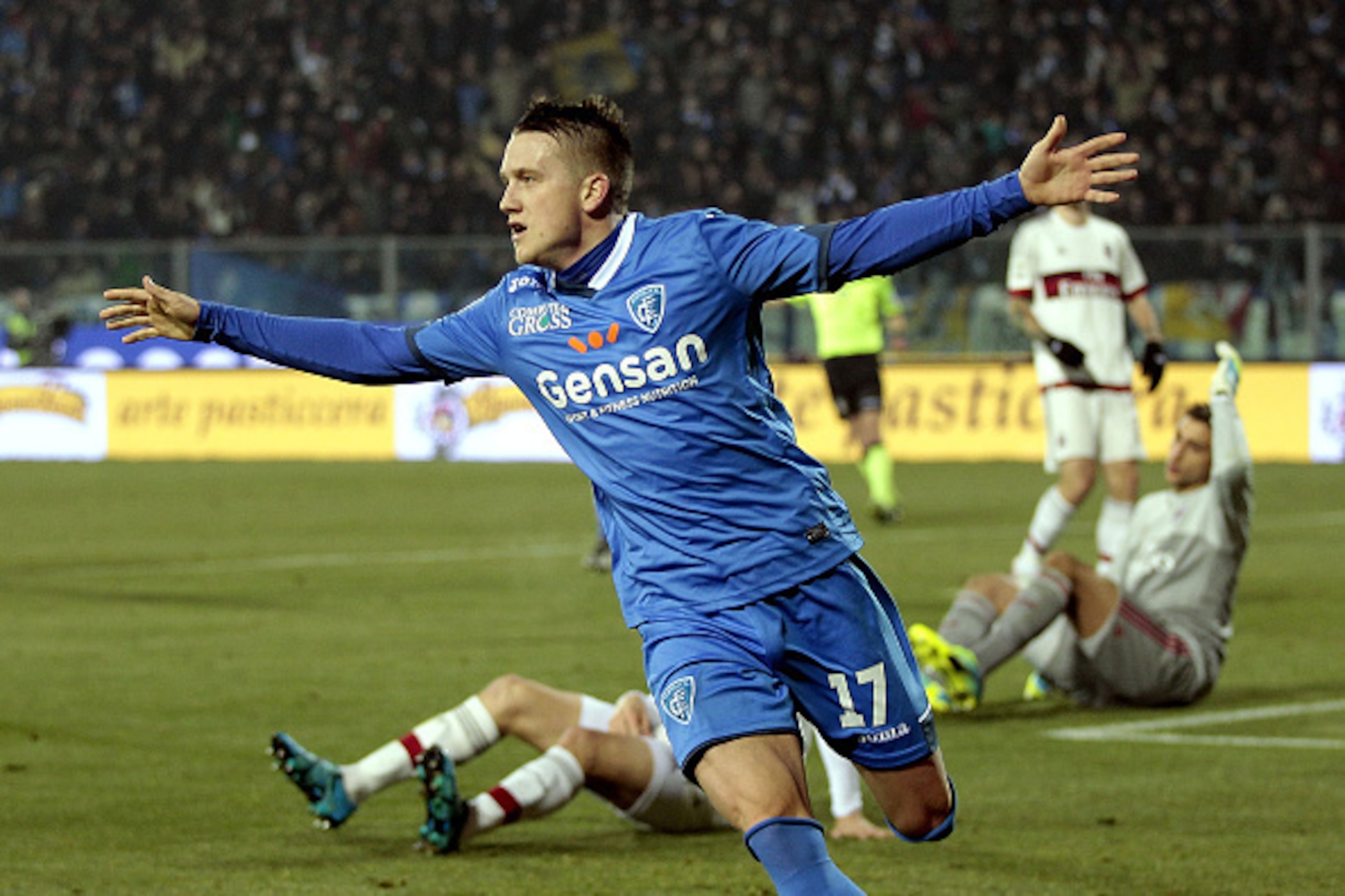 EMPOLI, ITALY - JANUARY 23: Piotr Zielinski of Empoli FC celebrates after scoring a goal during the Serie A match between Empoli FC and AC Milan at Stadio Carlo Castellani on January 23, 2016 in Empoli, Italy.  (Photo by Gabriele Maltinti/Getty Images)