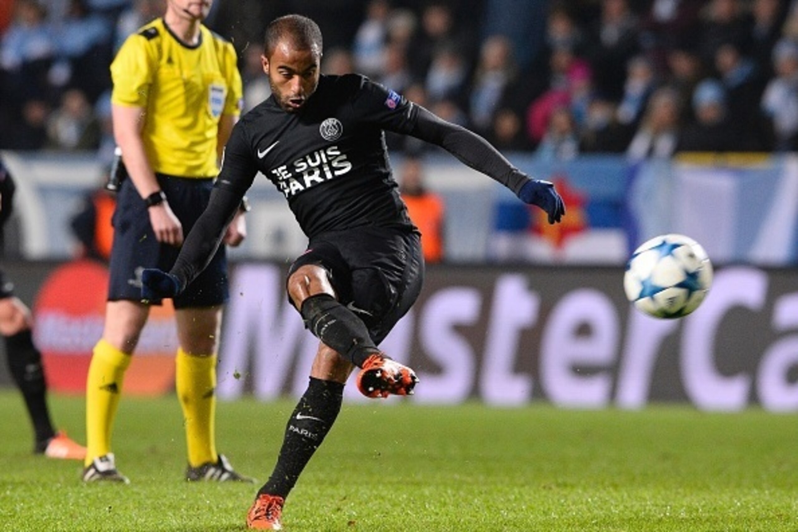 Paris Saint-Germain`s Brazilian midfielder Lucas shoots to score a goal during the UEFA Champions League Group A, second-leg football match Malmo FF vs Paris Saint-Germain (PSG) in Malmo, Sweden on November 25, 2015. AFP PHOTO / JONATHAN NACKSTRAND / AFP Paris Saint-Germain`s Brazilian midfielder Lucas shoots to score a goal during the UEFA Champions League Group A, second-leg football match Malmo FF vs Paris Saint-Germain (PSG) in Malmo, Sweden on November 25, 2015. AFP PHOTO / JONATHAN NACKSTRAND / AFP