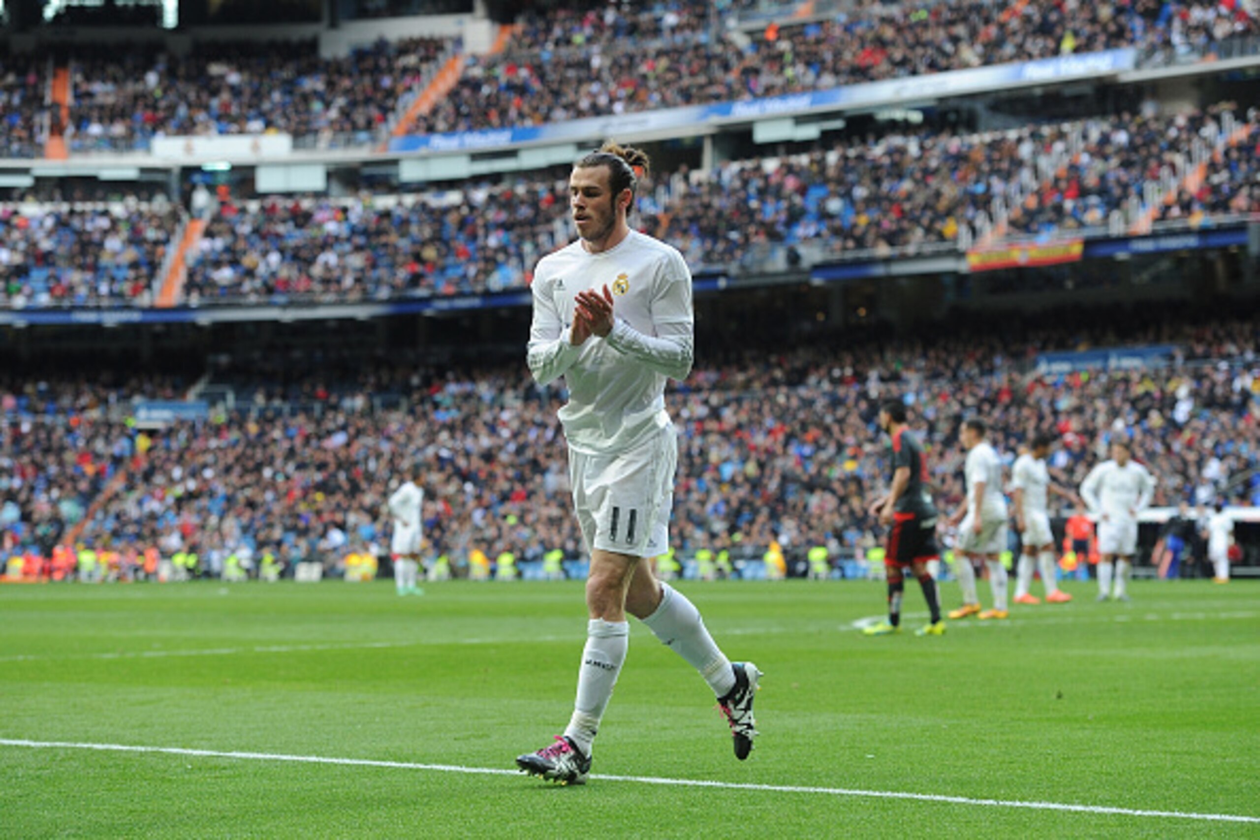 MADRID, SPAIN - MARCH 05: Gareth Bale of Real Madrid applauds fans during the La Liga match between Real Madrid CF and Celta Vigo at Estadio Santiago Bernabeu on March 5, 2016 in Madrid, Spain. (Photo by Denis Doyle/Getty Images) MADRID, SPAIN - MARCH 05: Gareth Bale of Real Madrid applauds fans during the La Liga match between Real Madrid CF and Celta Vigo at Estadio Santiago Bernabeu on March 5, 2016 in Madrid, Spain. (Photo by Denis Doyle/Getty Images)