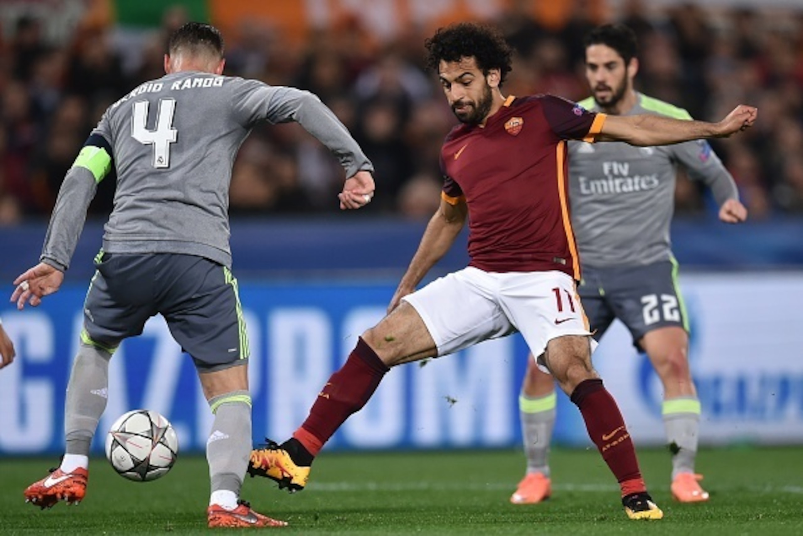 Real Madrid's defender Sergio Ramos (L) vies with Roma's midfielder from Egypt Mohamed Salah  during the UEFA Champions League football match AS Roma vs Real Madrid on Frebruary 17, 2016 at the Olympic stadium in Rome.    AFP PHOTO / ALBERTO PIZZOLI / AFP
